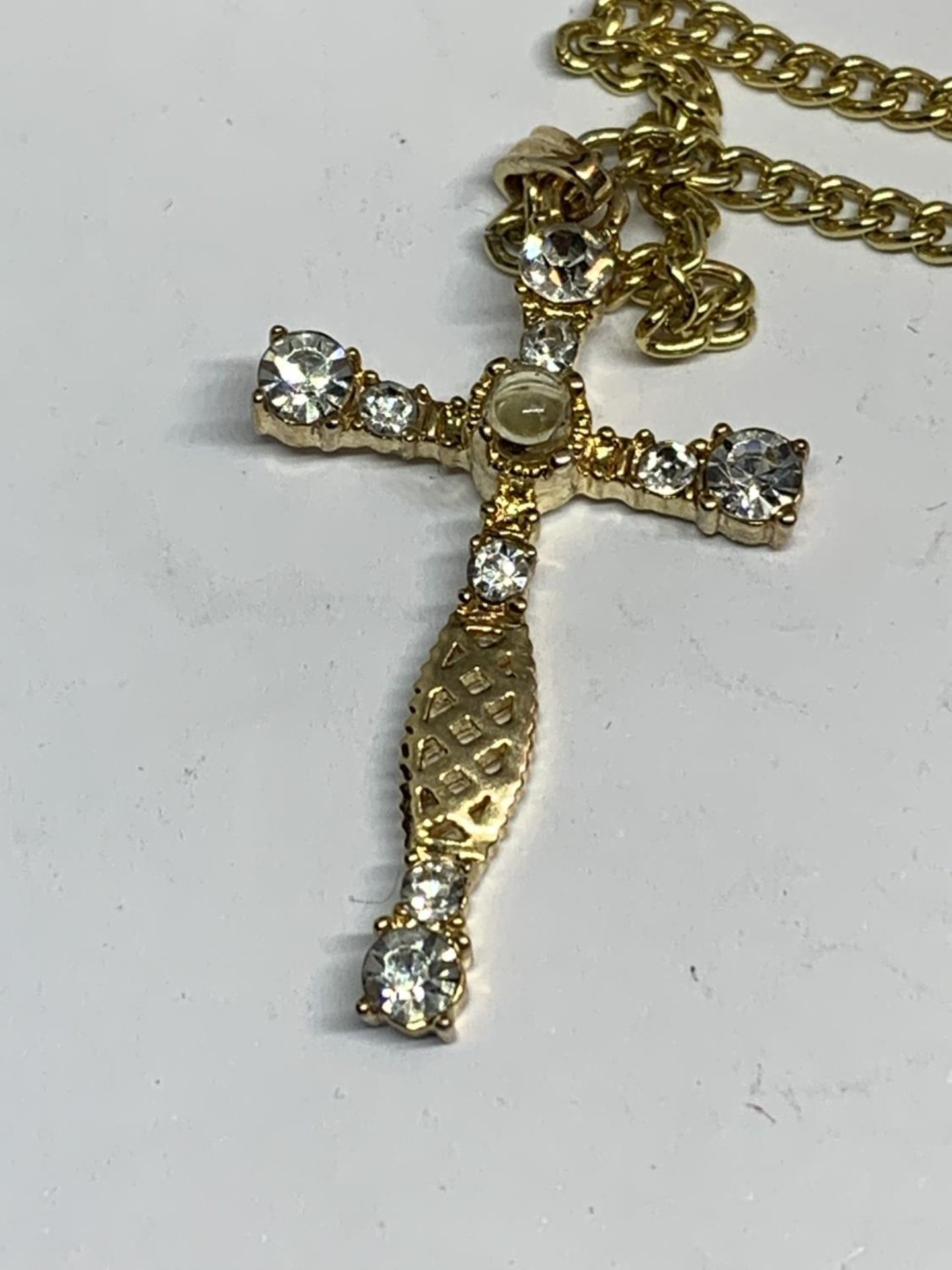 A NECKLACE WITH A CRYSTAL CROSS IN A PRESENTATION BOX - Image 2 of 3