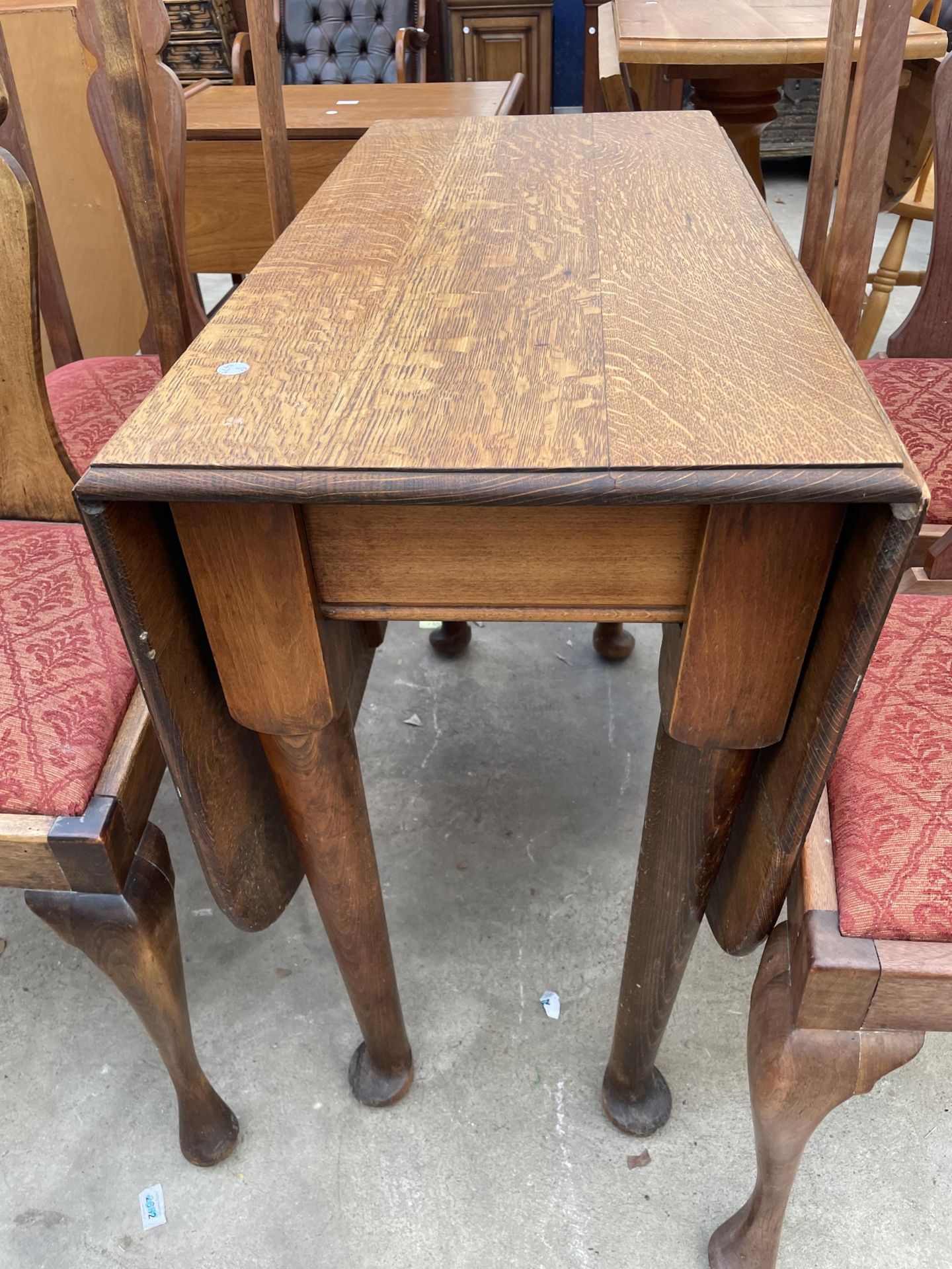 A MID 20TH CENTURY OAK GATELEG DINING TABLE AND SIX SIMILAR CHAIRS - Image 3 of 4