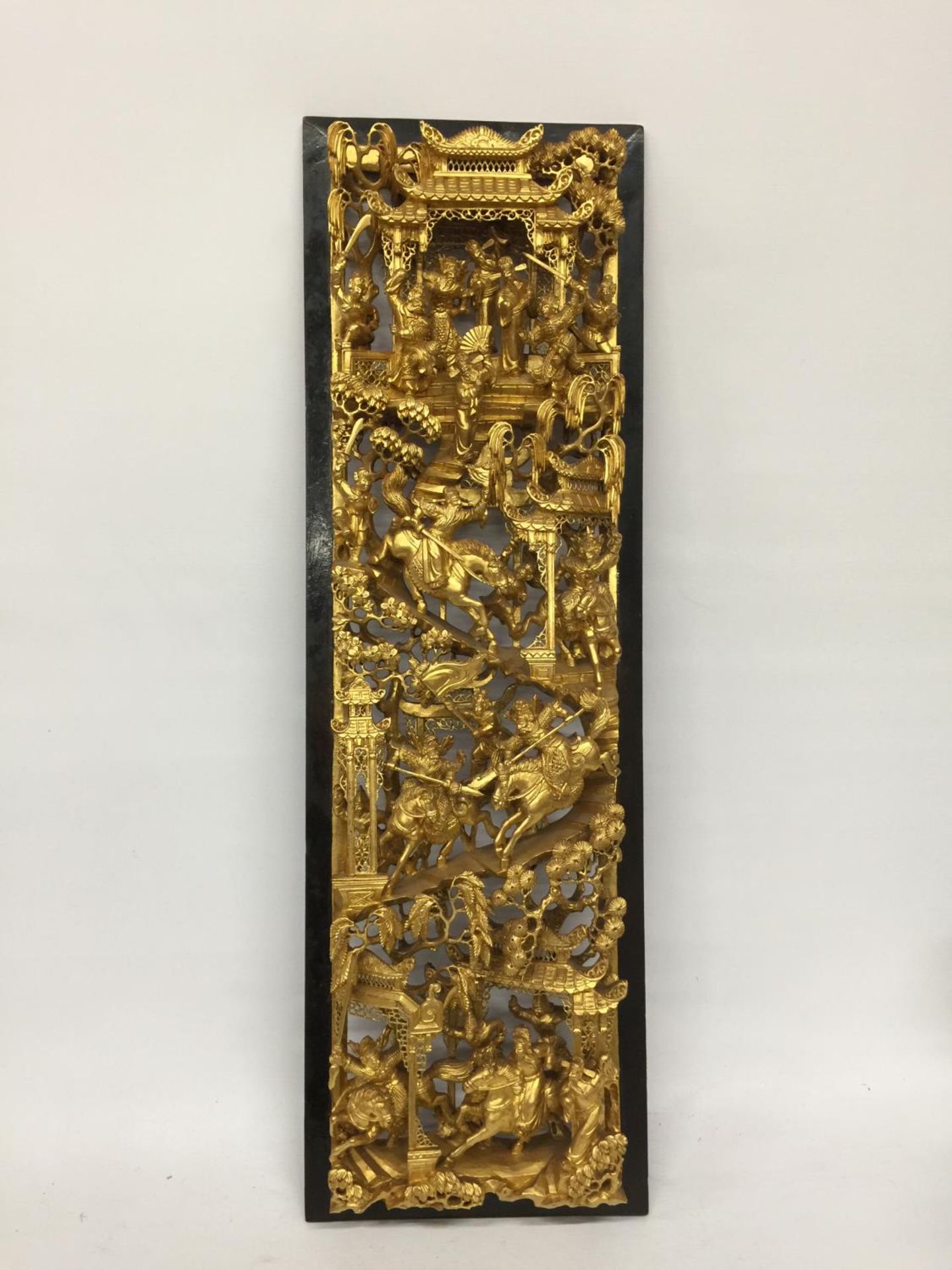 A CHINESE GILT CARVED LACQUERED WOODEN BATTLE SCENE PLAQUE PANEL