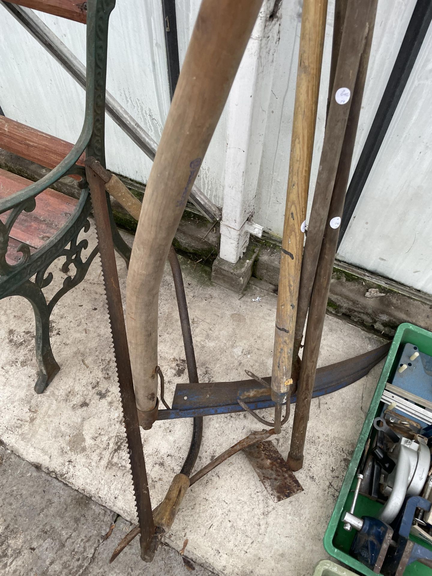 AN ASSORTMENT OF VINTAGE GARDEN TOOLS TO INCLUDE SYTHES AND HOES ETC - Bild 2 aus 3