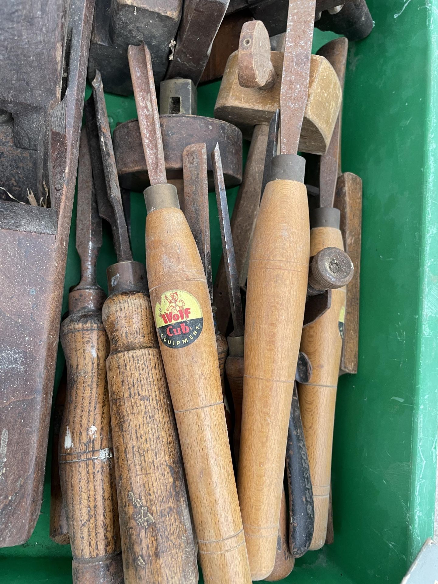 A LARGE ASSORTMENT OF VINTAGE HAND TOOLS TO INCLUDE WOOD PLANES AND HAMMERS ETC - Image 4 of 4