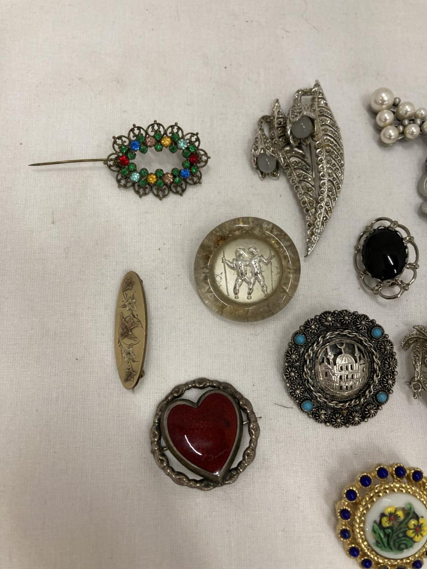 A COLLECTION OF 10 VINTAGE BROOCHES TO INCLUDE AN ENAMELLED HEART, ETC - Image 2 of 3