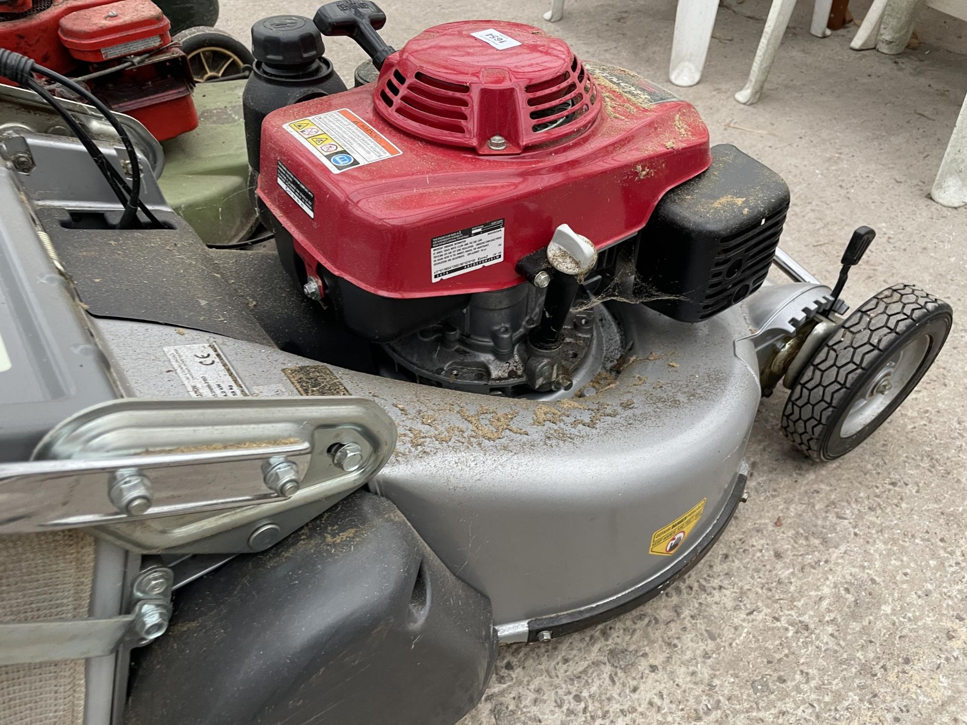 A LAWNFLITE PRO 553 ROTARY MOWER WITH HONDA ENGINE AND GRASS BOX - Image 5 of 6