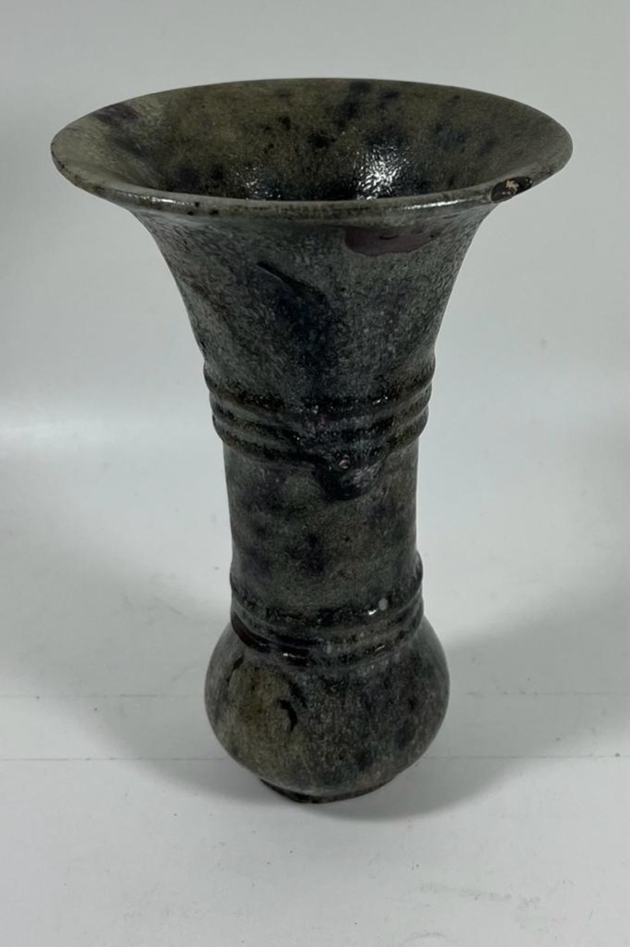 AN UNUSUAL CHINESE PORCELAIN GU FORM TRUMPET VASE, HEIGHT 16.5CM - Image 2 of 4