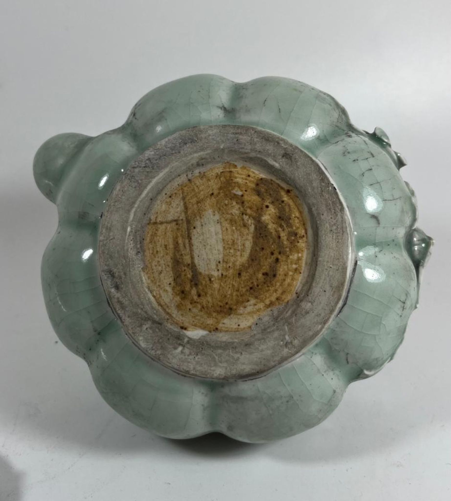 A CHINESE CELADON GLAZE TEAPOT WITH BRAIDED DESIGN HANDLE, HEIGHT 11 CM - Image 4 of 6