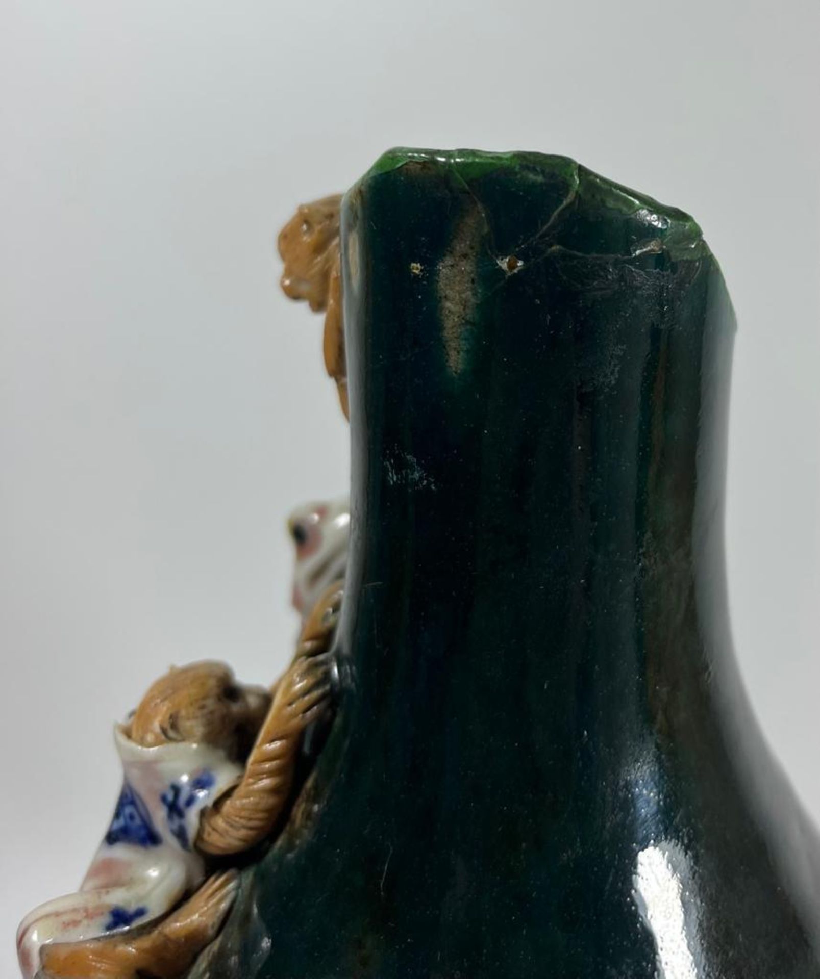 AN UNUSUAL JAPANESE STONEWARE VASE WITH RELIEF MOULDED MONKEY AND TOAD / FROG DESIGN, SIGNED, HEIGHT - Image 5 of 7