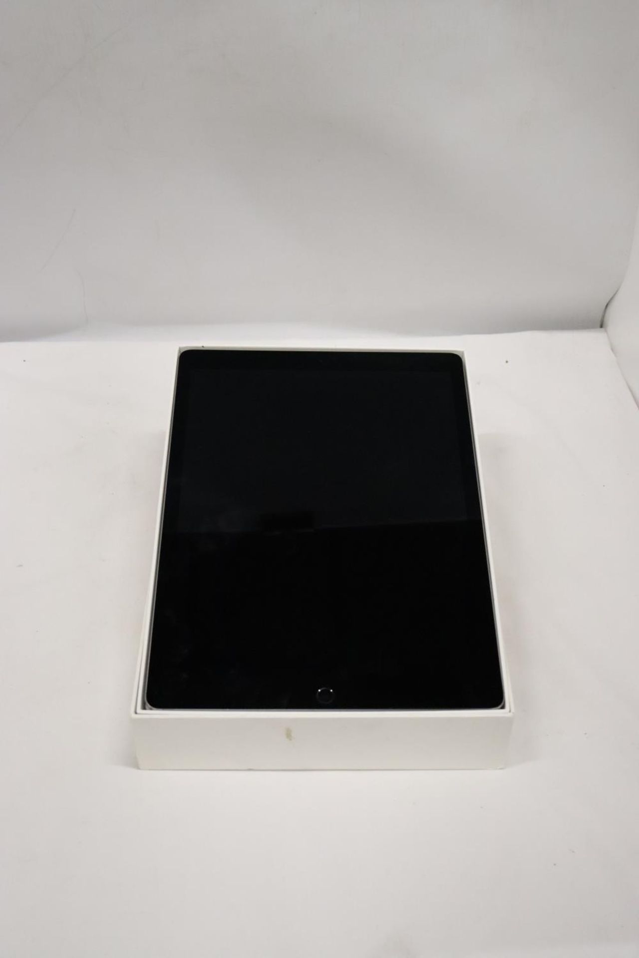 AN AS NEW I-PAD PRO IN BOX - NO CHARGER - Bild 4 aus 4