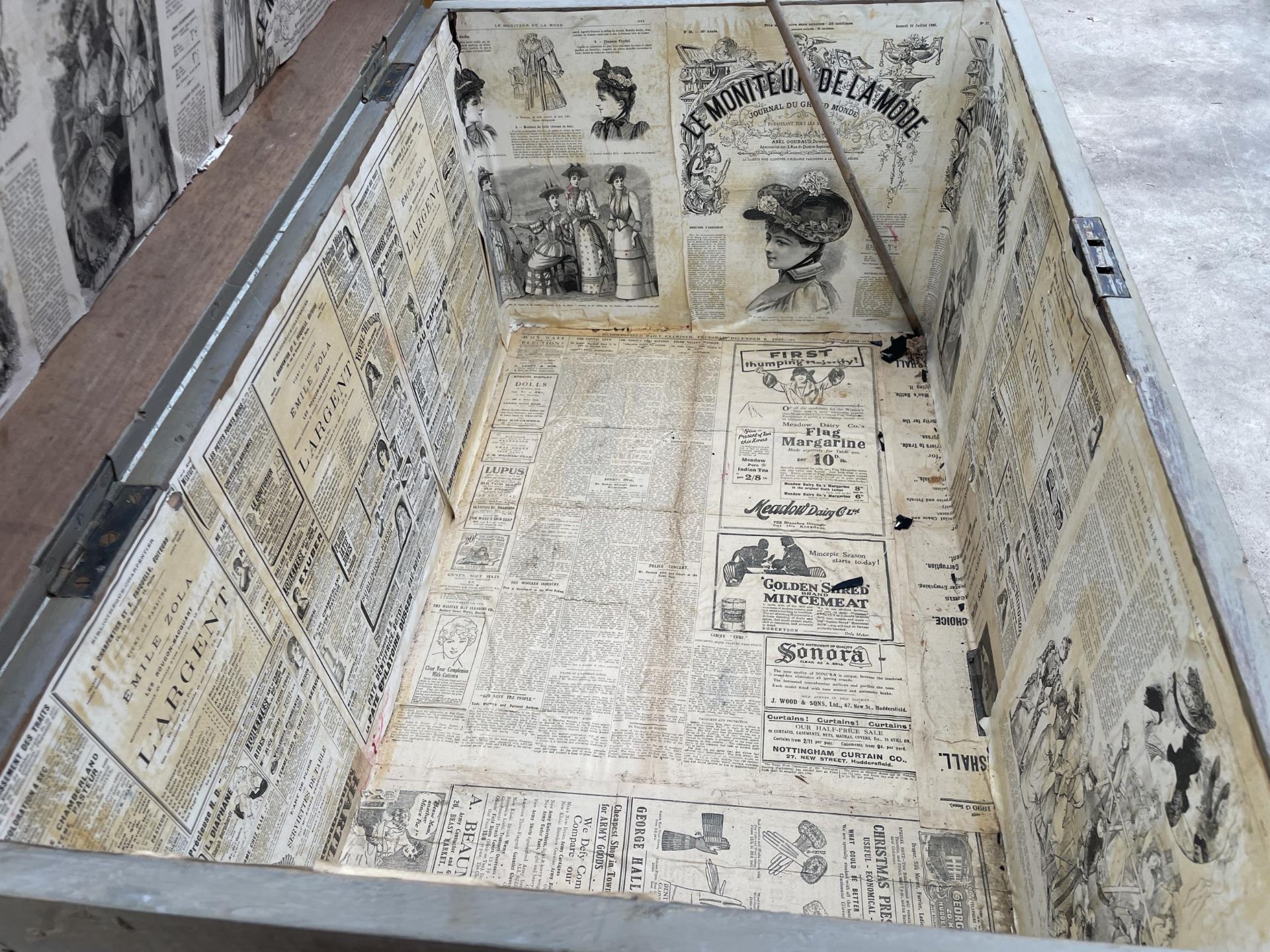 A VICTORIAN PINE BLANKET CHEST LINED WITH VICTORIAN AND EARLY 20TH CENTURY NEWSPAPER CUTTINGS, 36" - Bild 5 aus 7