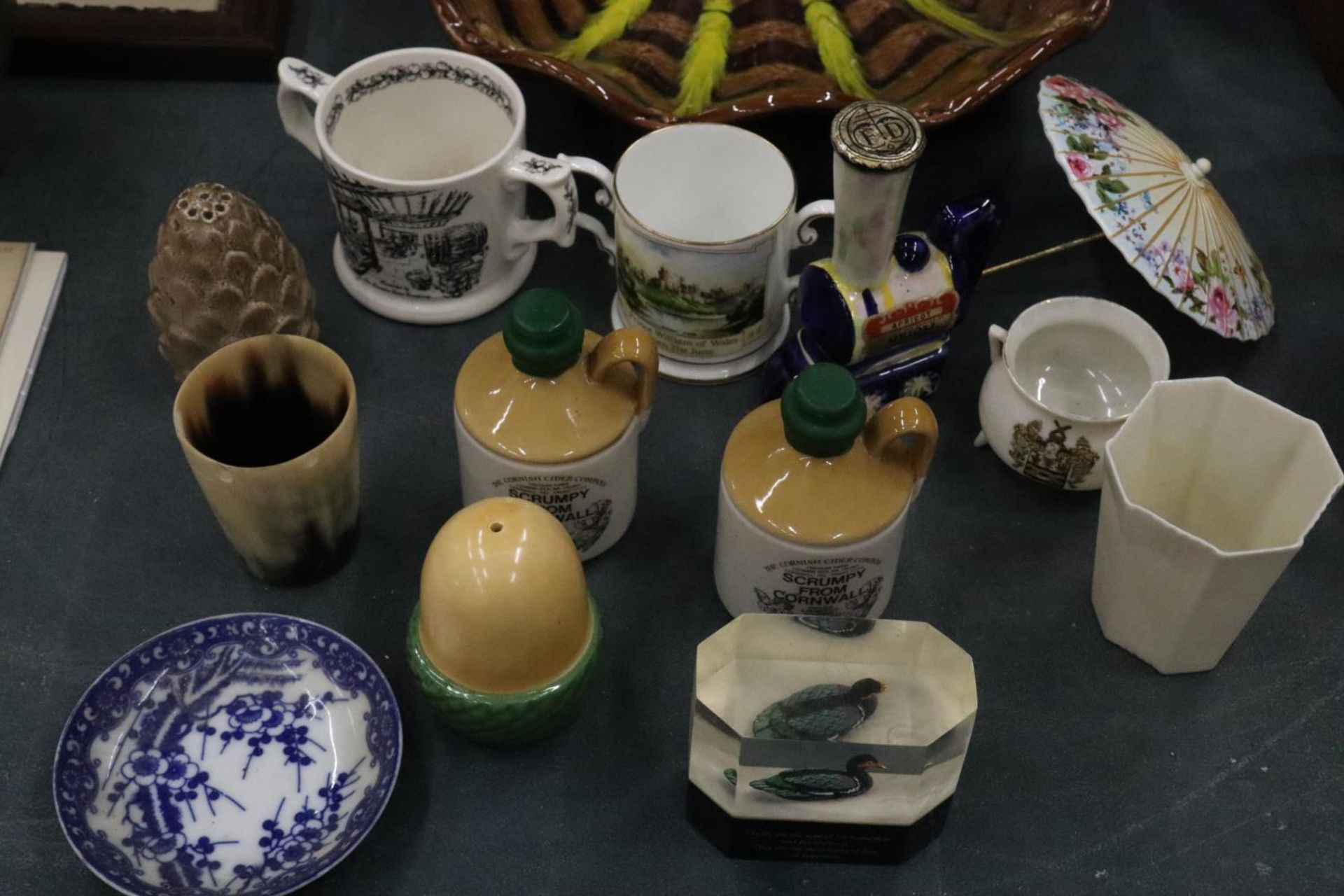 A QUANTITY OF CERAMIC ITEMS TO INCLUDE A MAJOLICA STYLE BOWL, SMALL SCRUMPY STONEWARE BOTTLES, AN - Image 3 of 5
