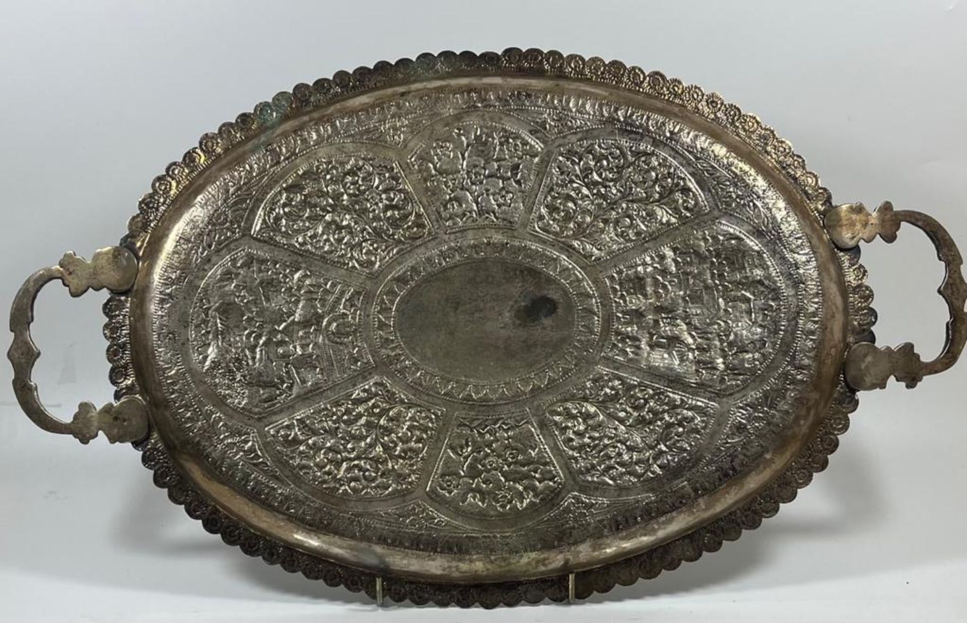 A LARGE POSSIBLY INDIAN TWIN HANDLED WHITE METAL TRAY, UNMARKED BUT LOOKS FINE QUALITY, LENGTH 47 CM - Bild 3 aus 4