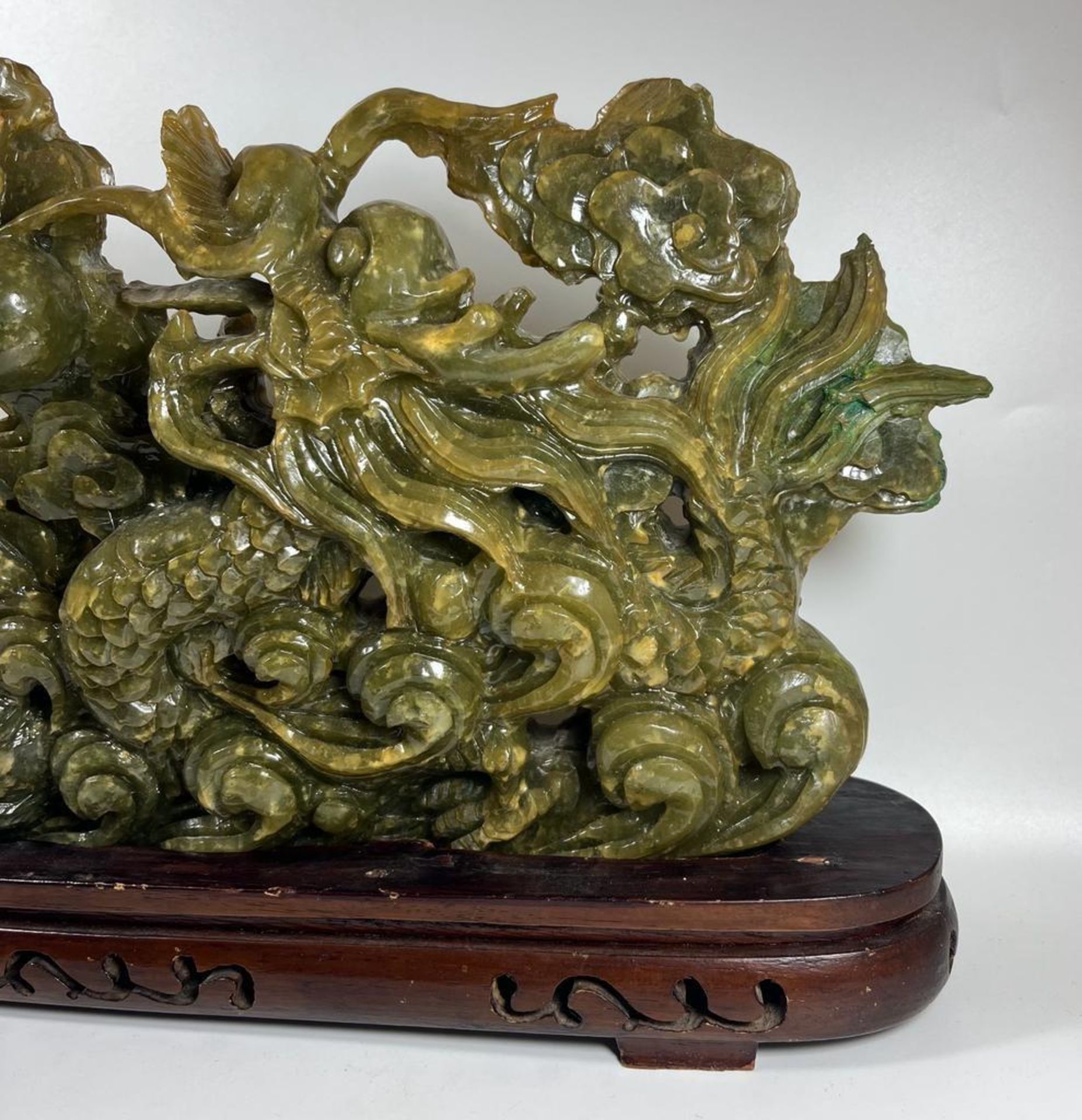 A LARGE CHINESE CARVED JADE TYPE GREEN HARDSTONE SCULPTURE DEPICTING TWO DRAGONS FIGHTING OVER THE - Bild 3 aus 5