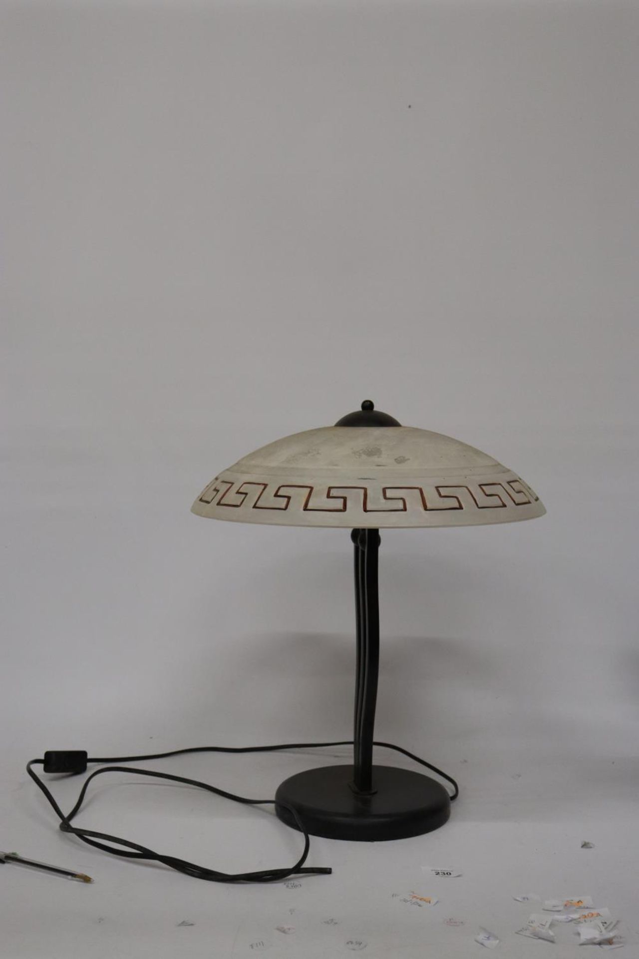 A HEAVY VINTAGE STYLE TABLE LAMP WITH METAL BASE AND GLASS SHADE, HEIGHT APPROX 42CM - Image 3 of 5