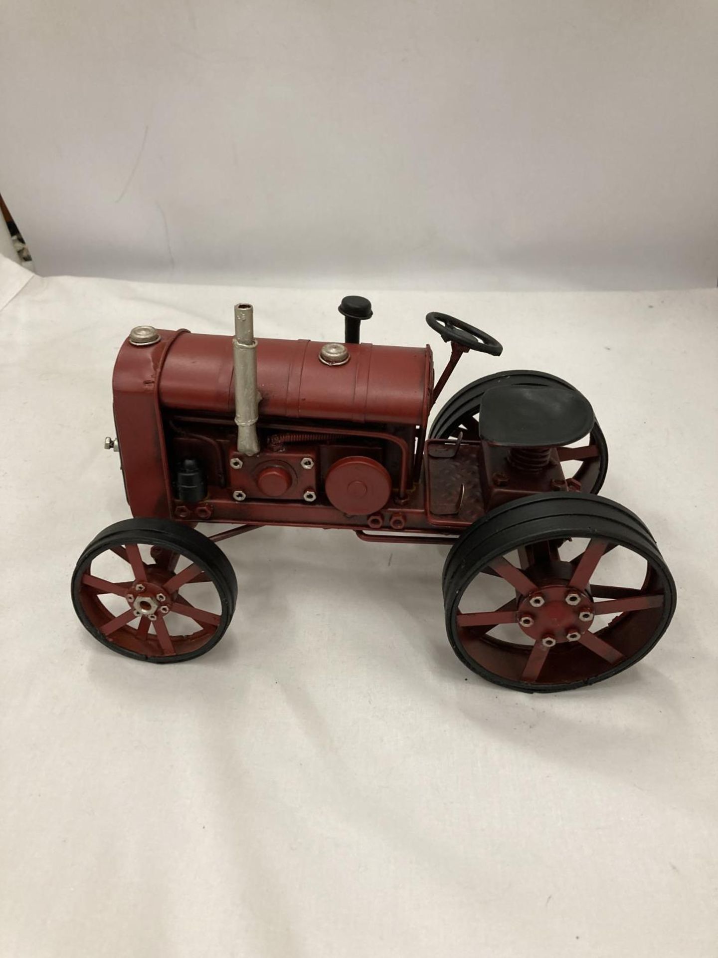 A TIN PLATE AND STEEL RED TRACTOR, HEIGHT 15CM, LENGTH 25CM - Image 2 of 5