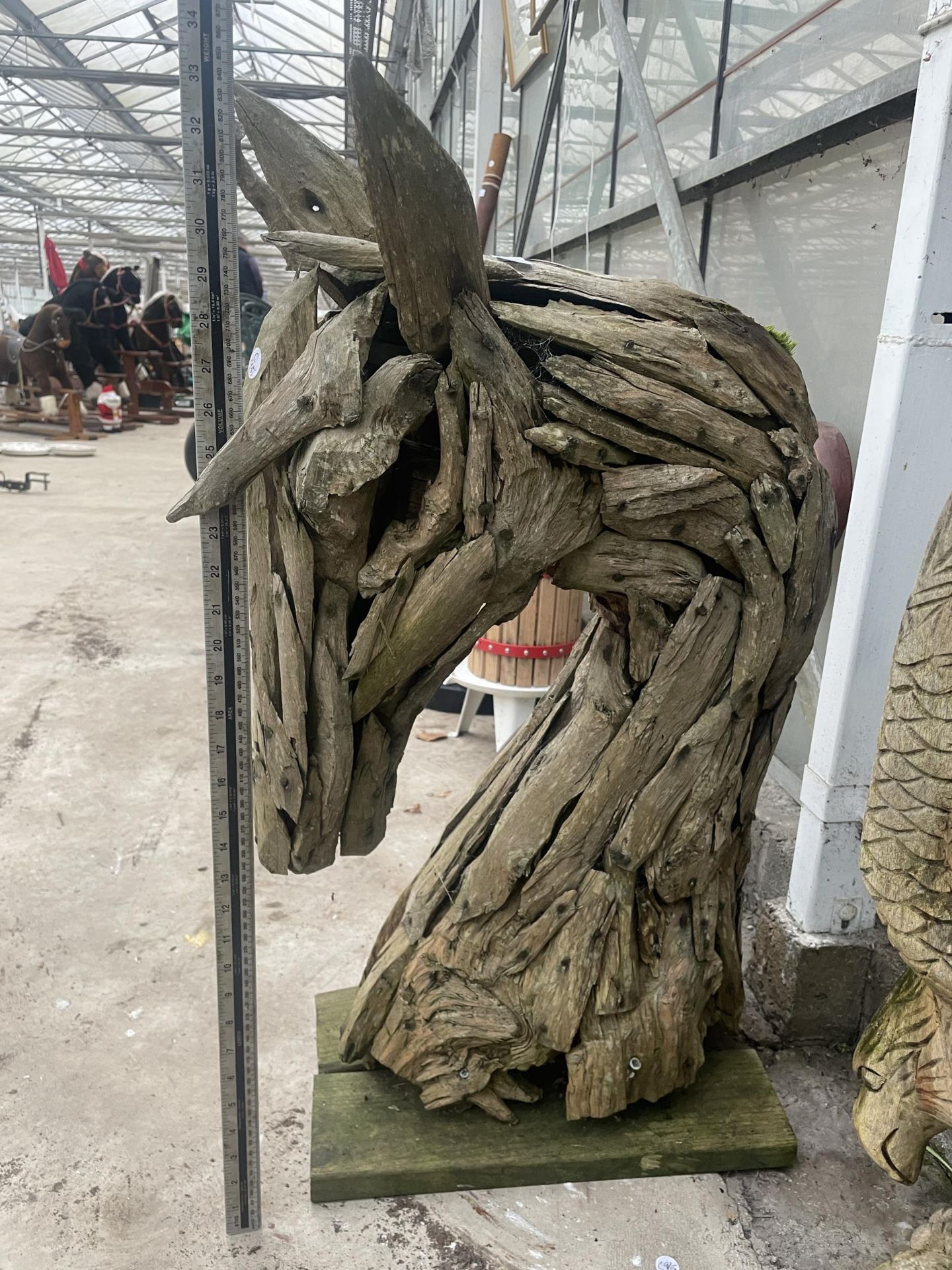 TWO DECORATIVE WOODEN GARDEN FEATURES TO INCLUDE A DRIFT WOOD HORSE AND A CARVED EAGLE - Bild 2 aus 5