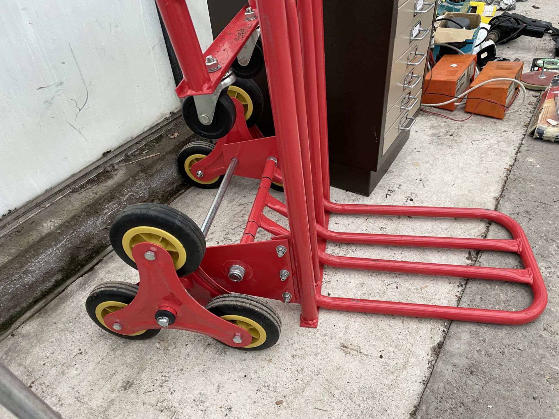 A FOLDING AND ADJUSTABLE METAL SACK TRUCK - Image 2 of 2