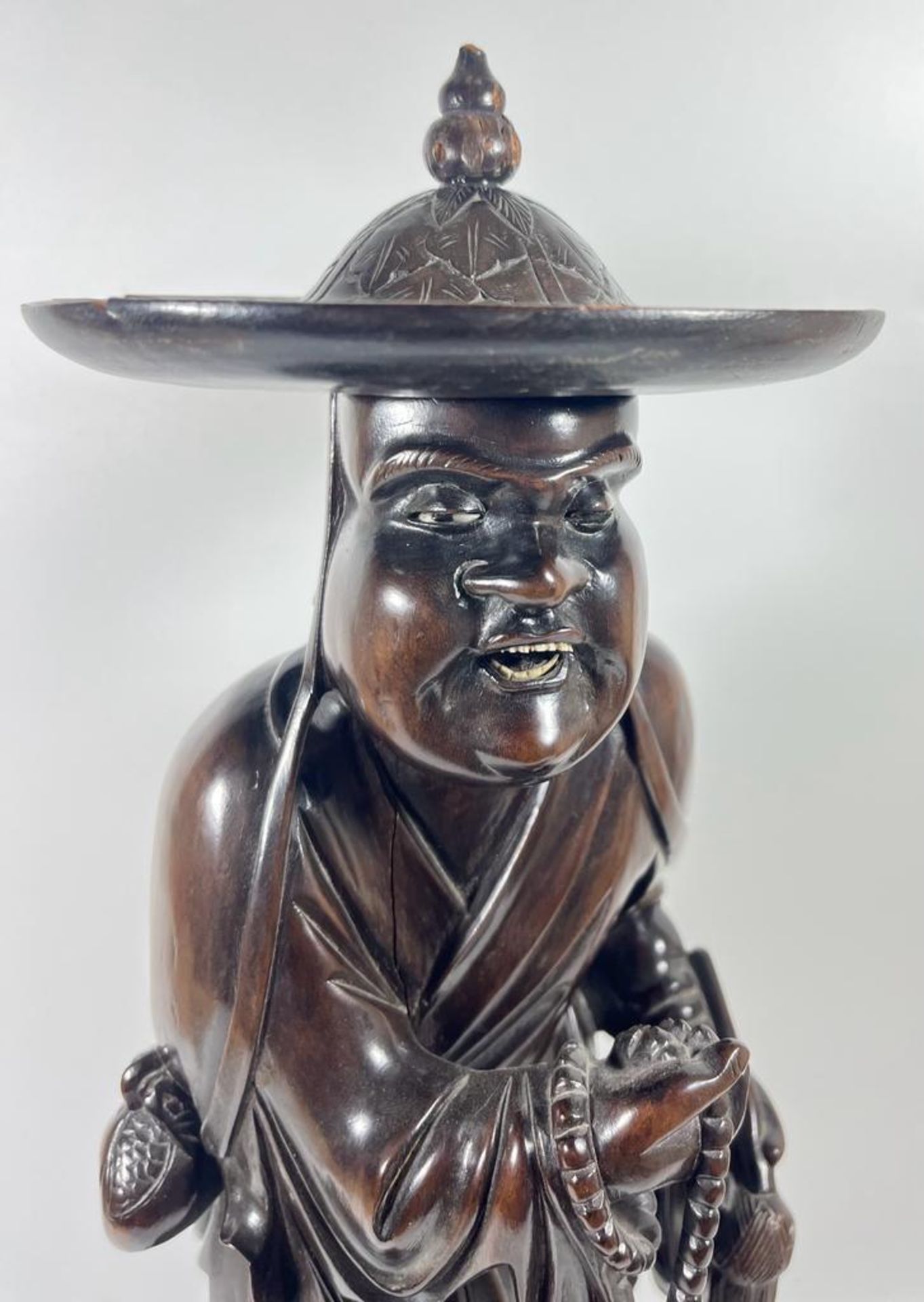 A LARGE ANTIQUE CHINESE CARVED ROOTWOOD FIGURE OF A MAN WITH BONE EYES AND TEETH, HEIGHT 41CM - Bild 2 aus 5