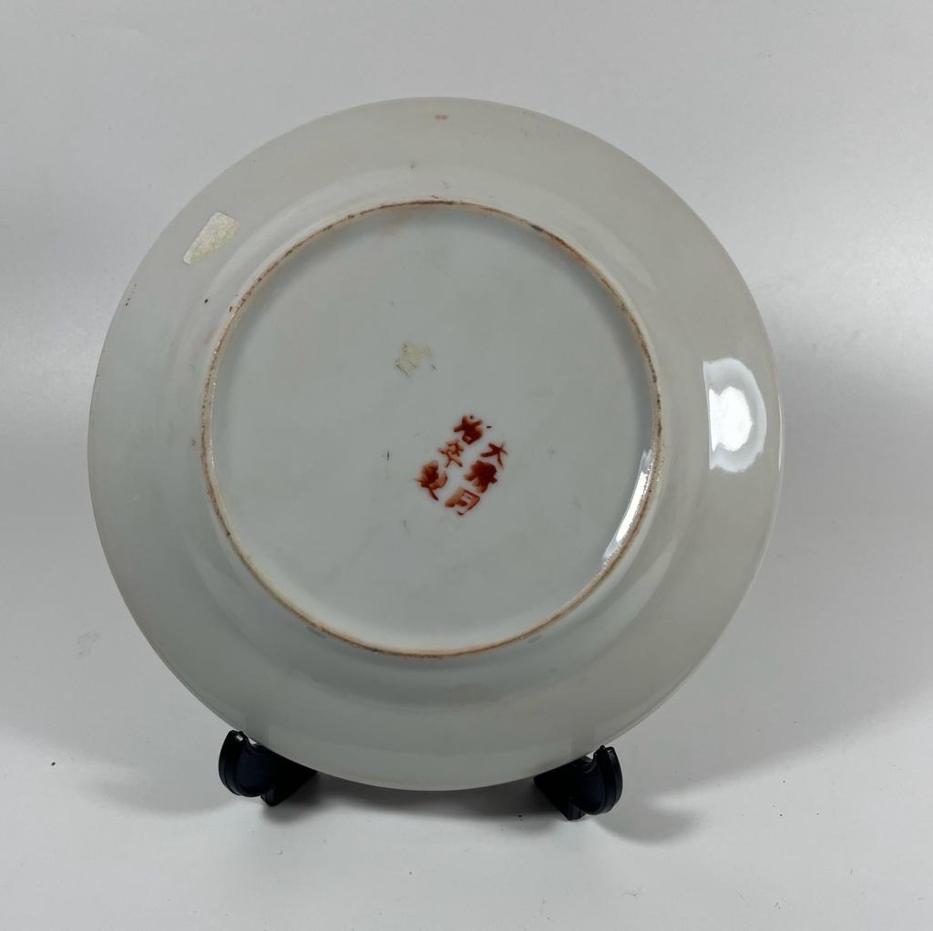 A CHINESE PORCELAIN PLATE WITH OVERLAY RED AND COLOURED ENAMEL DESIGN WITH VASE DECORATION, SIX - Bild 3 aus 4