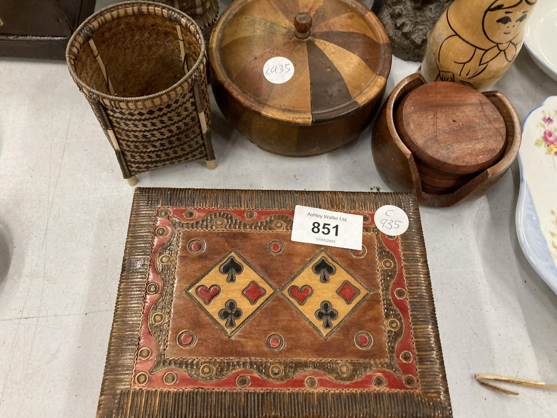 A QUANTITY OF TREEN ITEMS TO INCLUDE BOXES, A LIDDED BASKET, SHELL SCULPTURE, RUSSIAN DOLLS, FOREIGN - Image 3 of 5