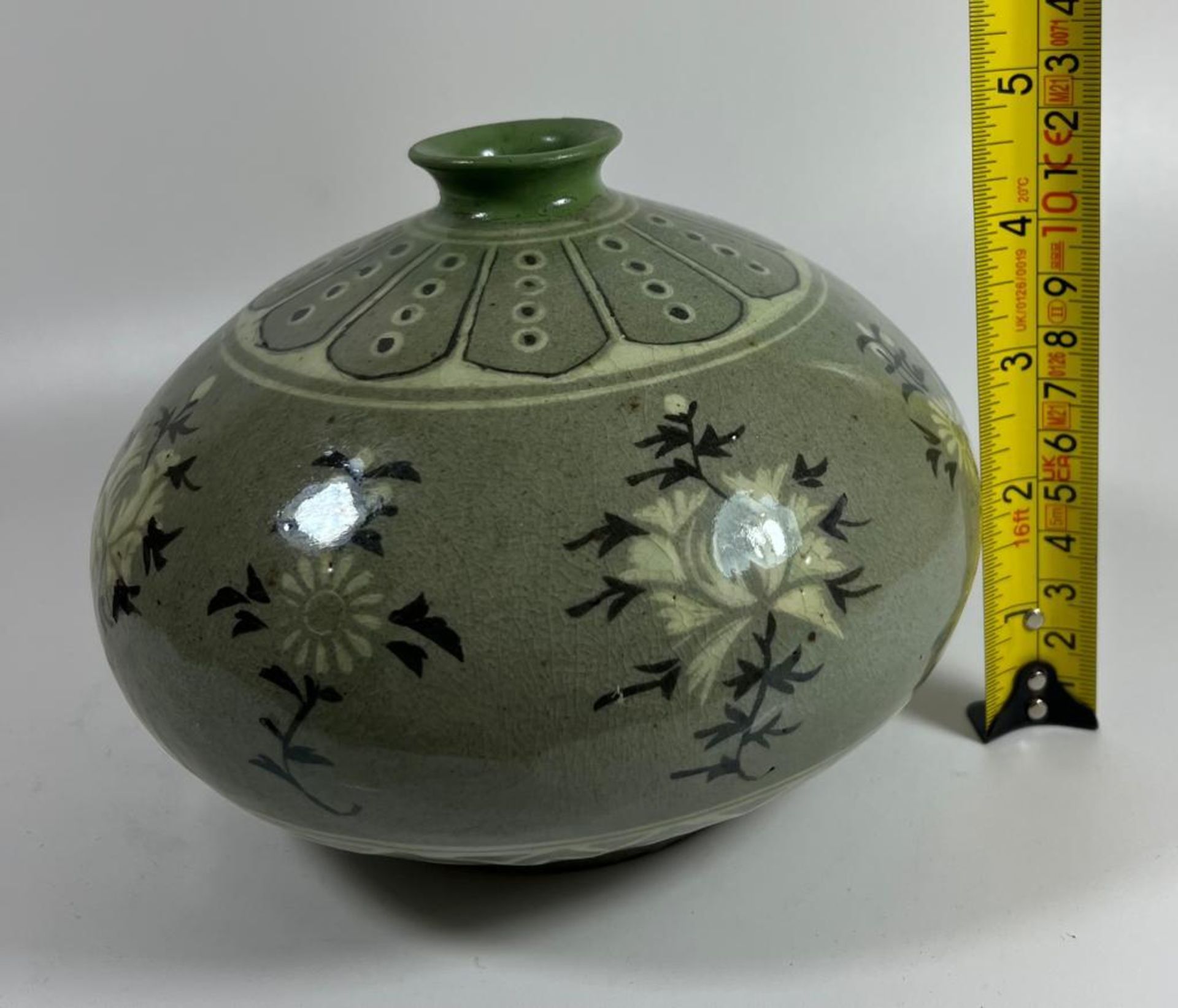 A CHINESE CELADON GLAZE FLORAL DESIGN POT / VASE, HEIGHT 12 CM - Image 5 of 5