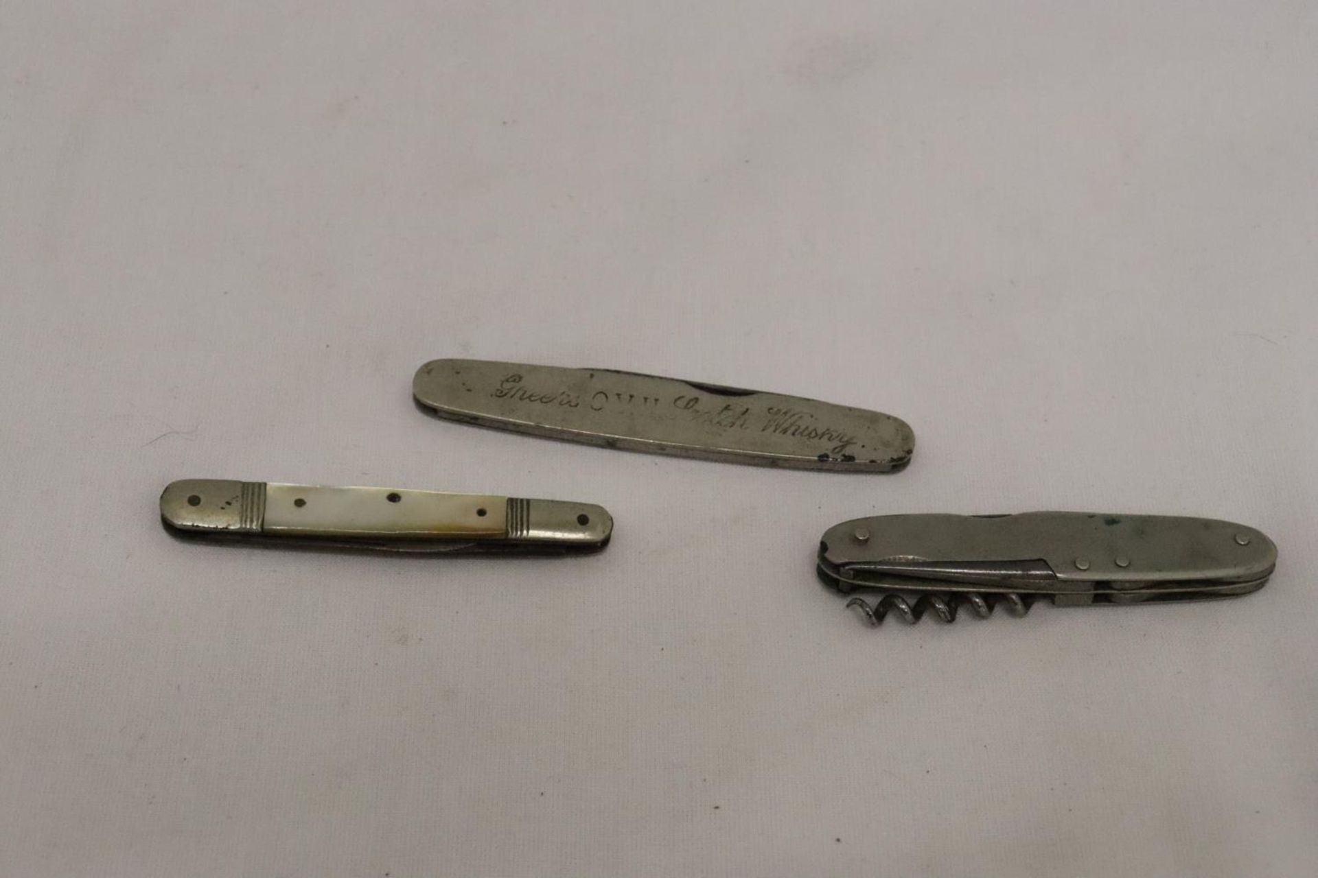 THREE VINTAGE PENKNIVES TO INCLUDE ONE MARKED 'GREERS OVH SCOTCH WHISKY' - Bild 3 aus 3