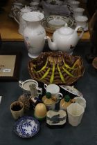 A QUANTITY OF CERAMIC ITEMS TO INCLUDE A MAJOLICA STYLE BOWL, SMALL SCRUMPY STONEWARE BOTTLES, AN