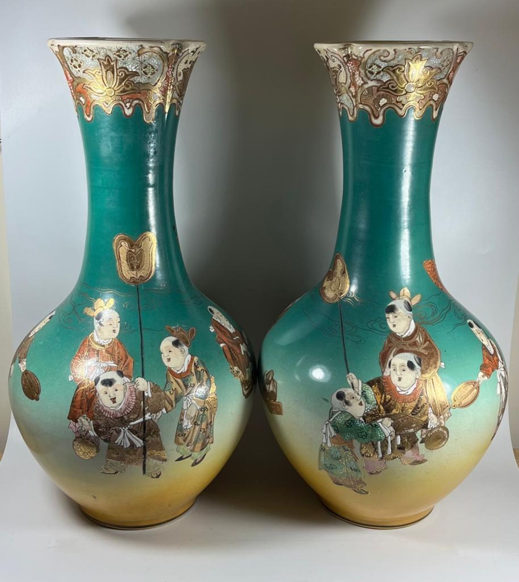 A HUGE PAIR OF JAPANESE MEIJI PERIOD (1868-1912) SATSUMA VASES WITH FIGURES DESIGN, HEIGHT 49CM