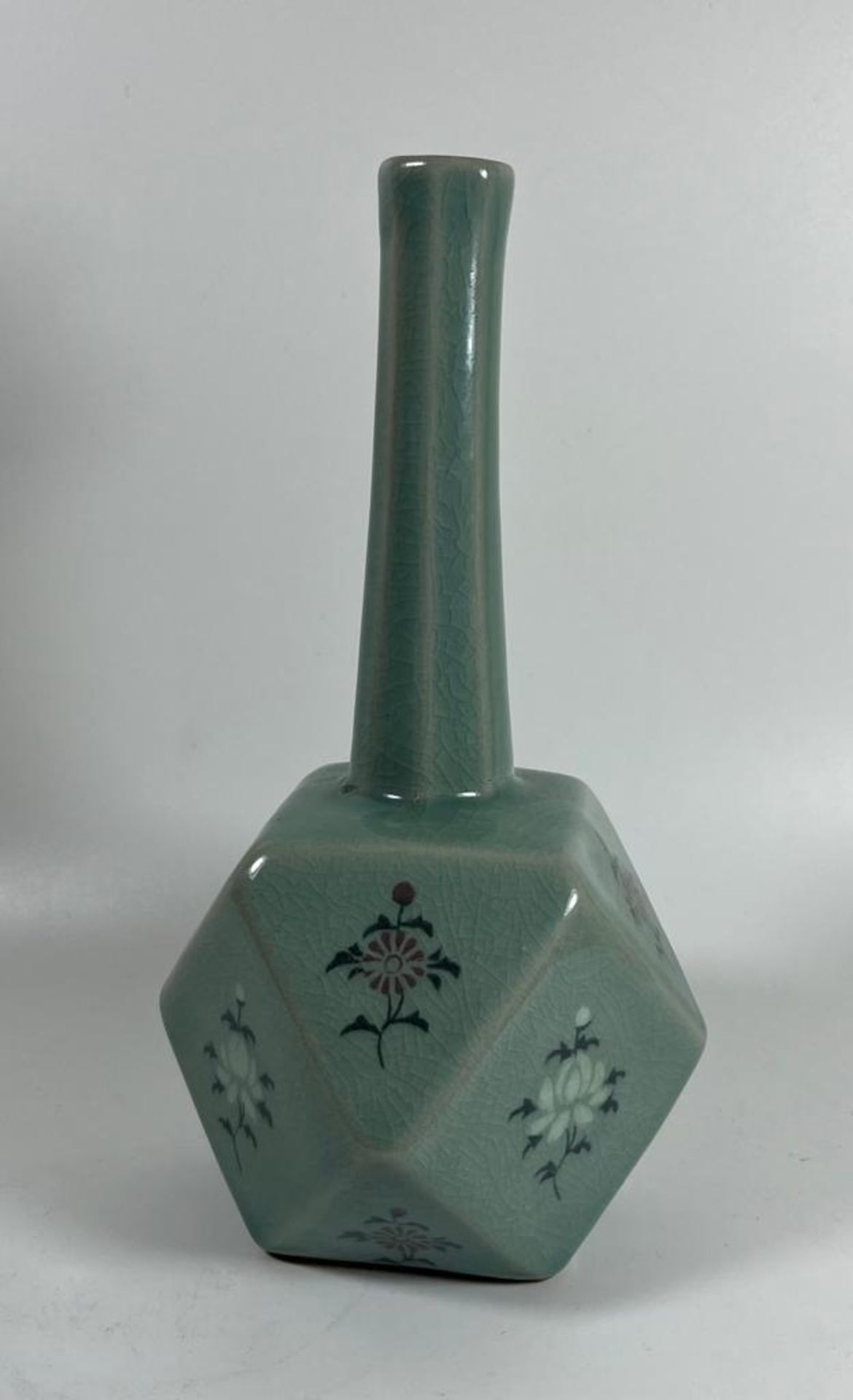 A MID 20TH CENTURY CHINESE KOREAN EXPORT CUBIC STYLE TALL VASE, SIGNED, HEIGHT 22 CM - Bild 3 aus 5