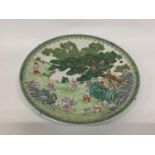 A LARGE CHINESE FAMILLE VERTE CHARGER WITH BOYS AT PLAY SCENE, FOUR CHARACTER MARK TO BASE