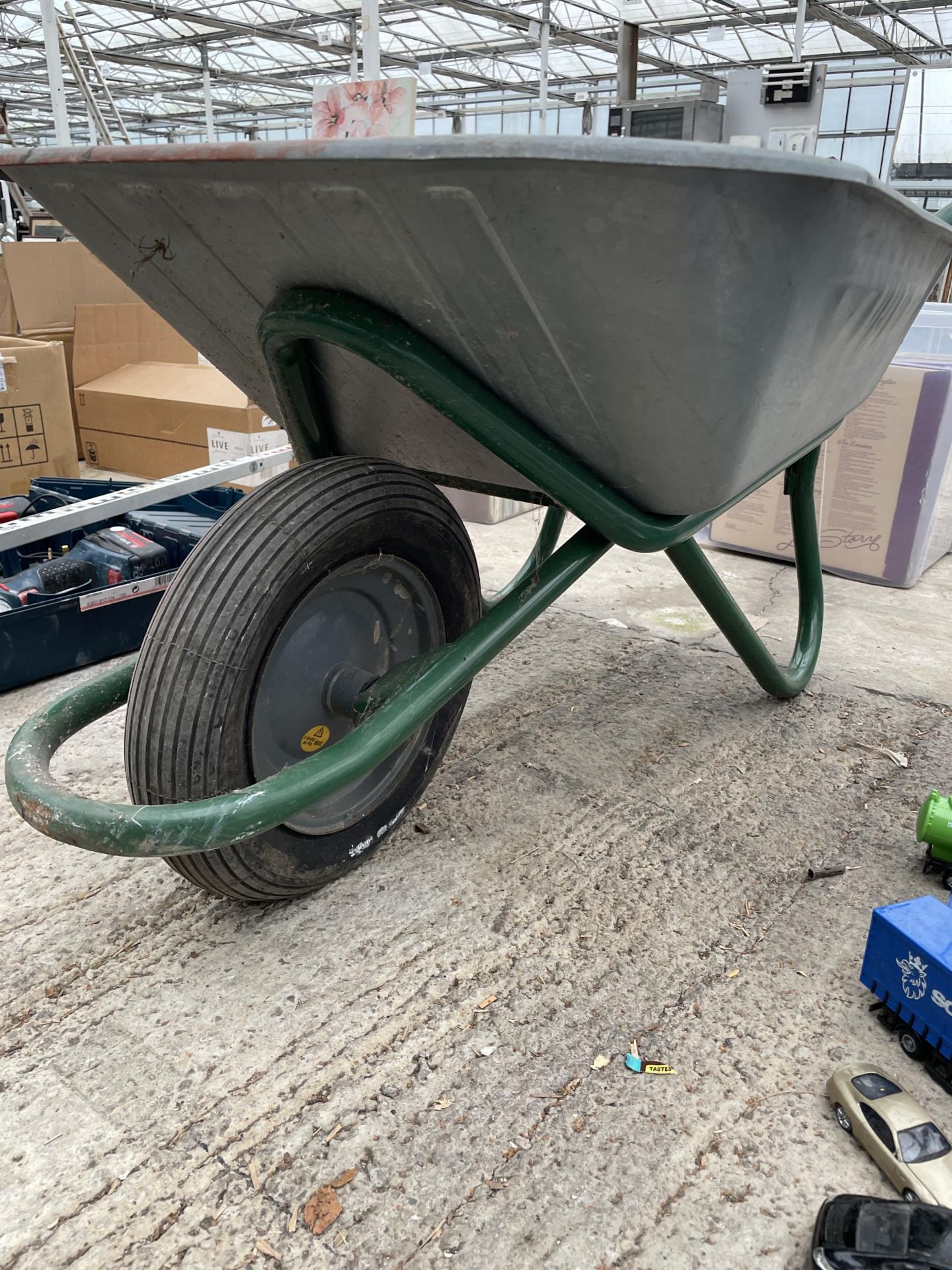 A METAL WHEEL BARROW WITH RUBBER TYRE - Image 3 of 3