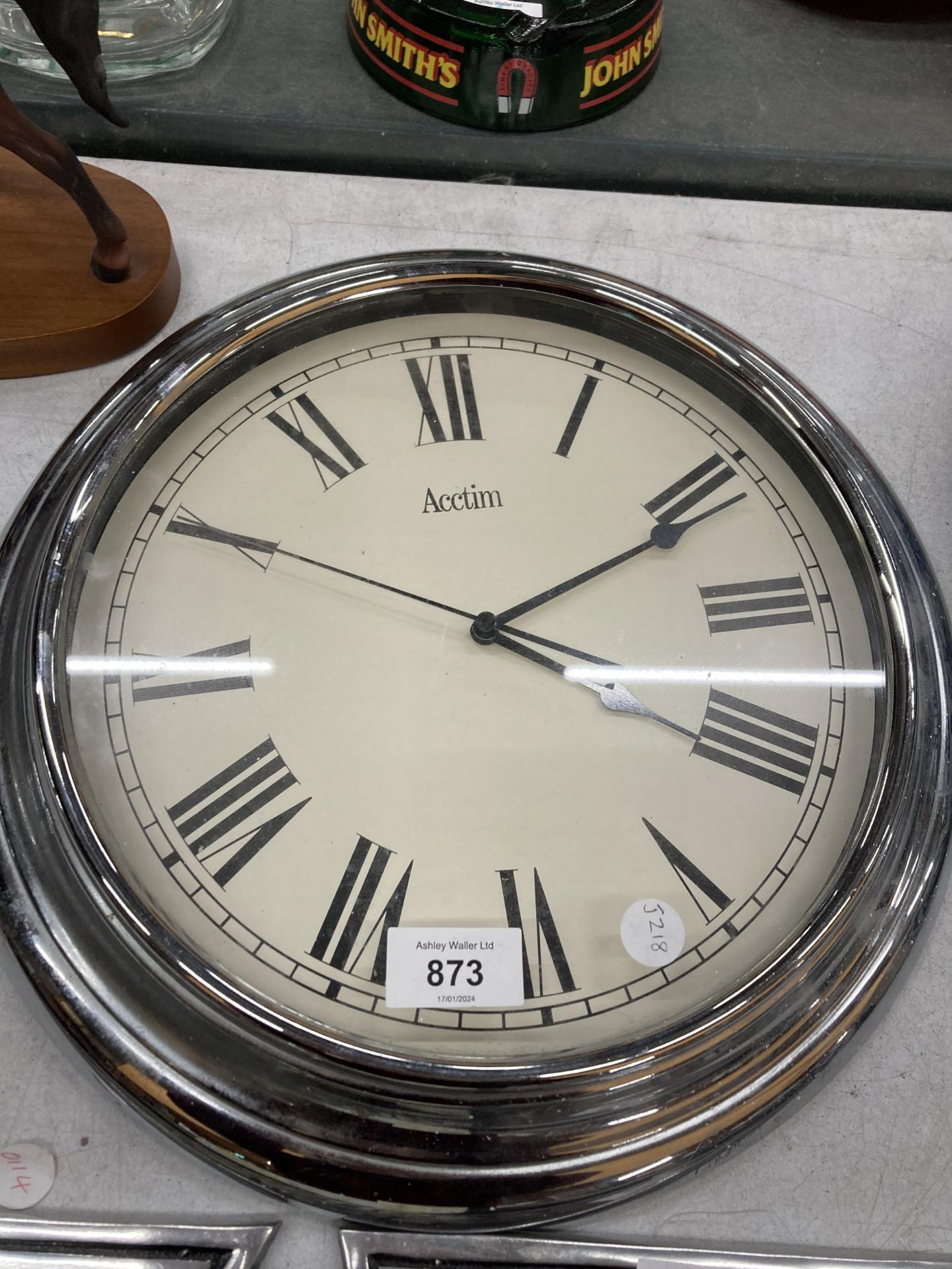 A VINTAGE STYLE, BATTERY OPERATED, ACCTIM WALL CLOCK, DIAMETER 36CM