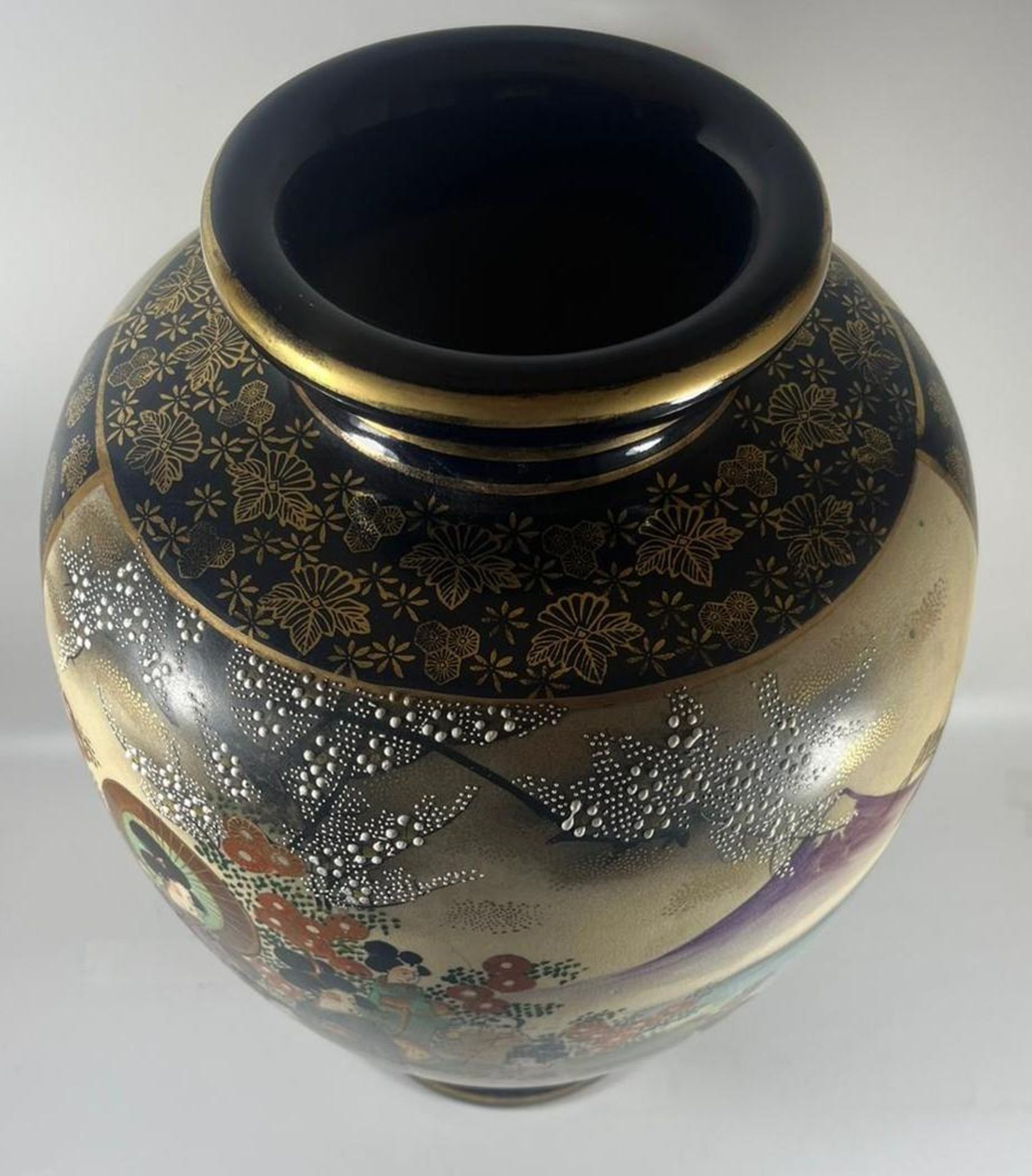 A HUGE ANTIQUE JAPANESE SATSUMA BALUSTER FORM VASE WITH HAND PAINTED FIGURAL SCENES WITH GILT BANDED - Image 6 of 9