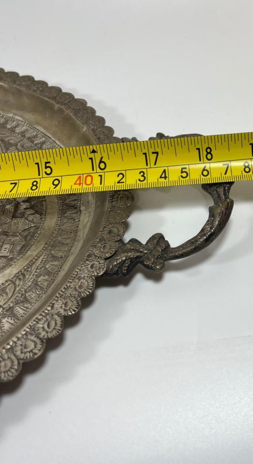 A LARGE POSSIBLY INDIAN TWIN HANDLED WHITE METAL TRAY, UNMARKED BUT LOOKS FINE QUALITY, LENGTH 47 CM - Bild 4 aus 4