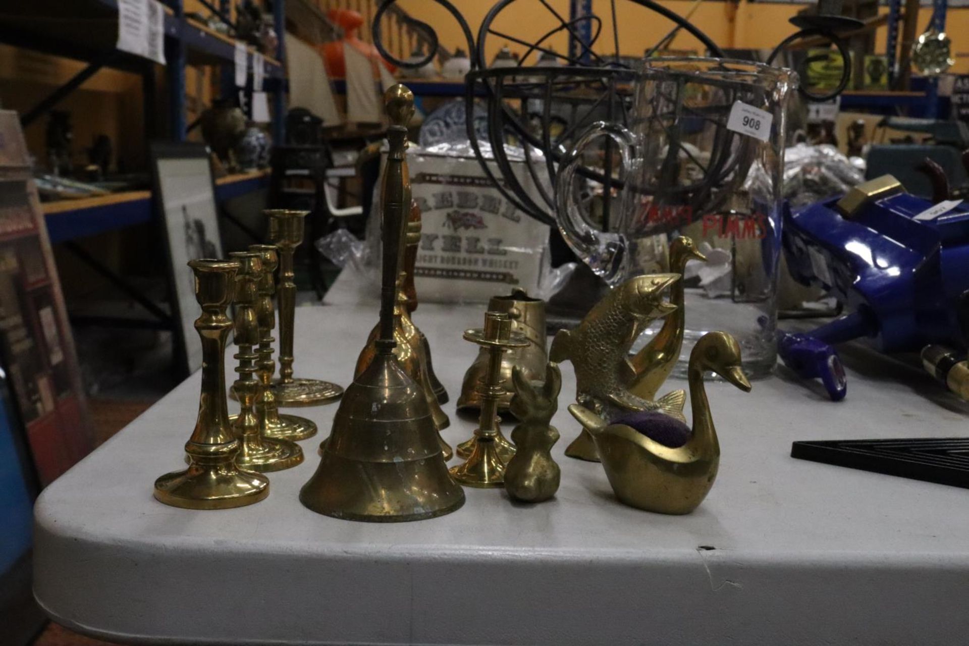 A QUANTITY OF BRASSWARE TO INCLUDE FOUR BELLS, SWAN PIN CUSHION, CANDLESTICKS, ETC., - Bild 2 aus 6