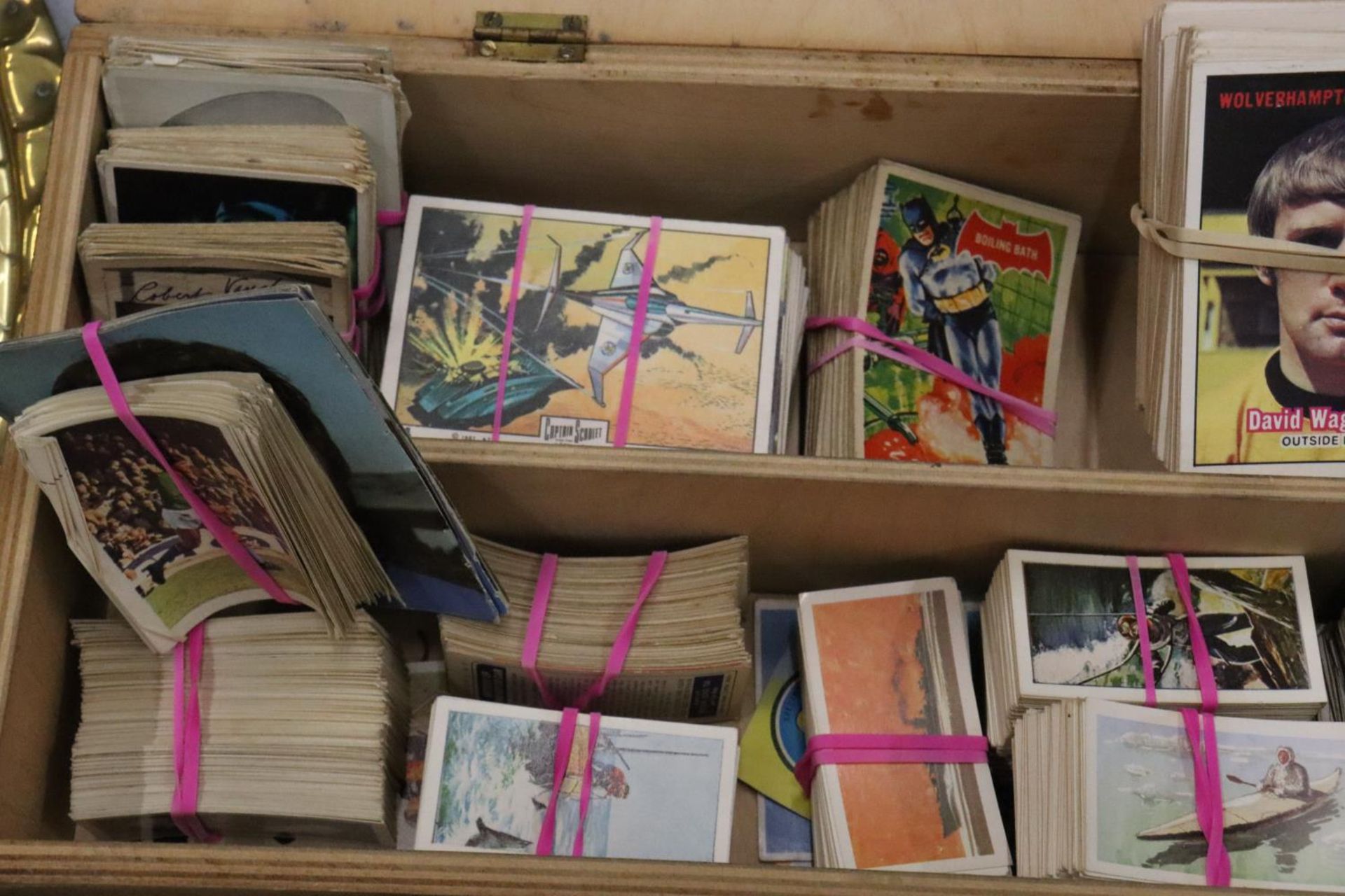 A WOODEN BOX CONTAINING A QUANTITY OF VINTAGE COLLECTABLE CARDS TO INCLUDE FOOTBALL, CIGARETTE - Image 4 of 4