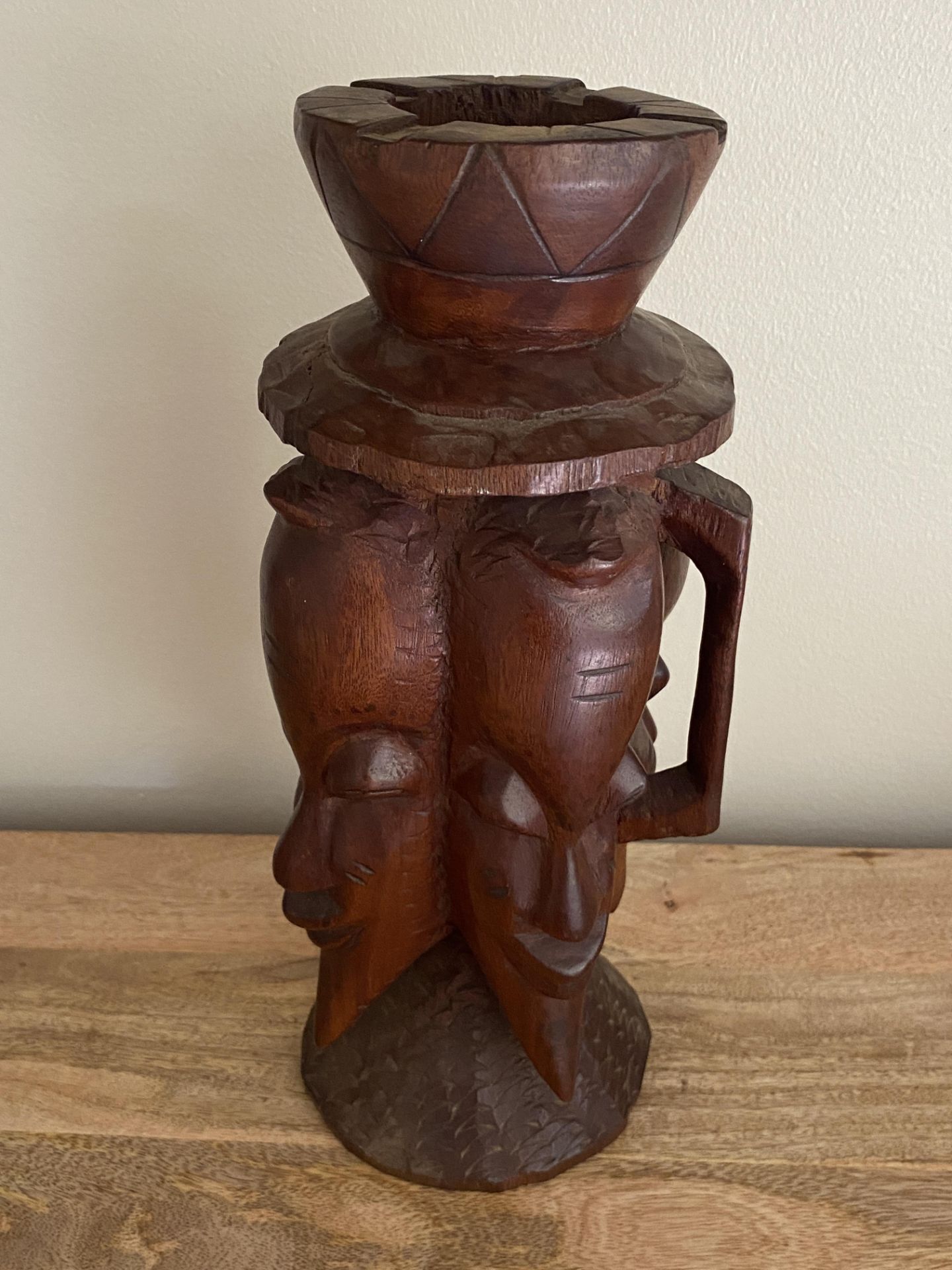 A VINTAGE MID 20TH CENTURY AFRICAN TRIBAL CARVED WOODEN FACE MASK JUG WITH HANDLE AND ASHTRAY DESIGN - Bild 3 aus 6
