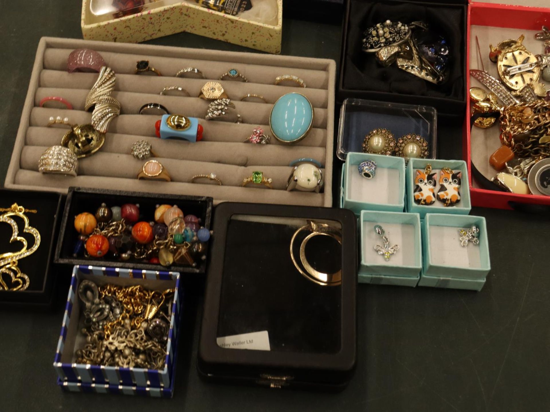 A LARGE QUANTITY OF COSTUME JEWELLERY, SOME BOXED TO INCLUDE EARRINGS, RINGS, NECKLACES, BROOCHES, - Image 6 of 10