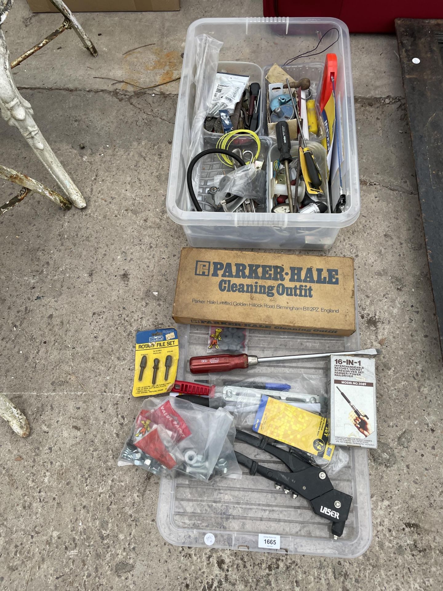 AN ASSORTMENT OF HAND TOOLS TO INCLUDE A POT RIVOTER AND SCREW DRIVERS ETC