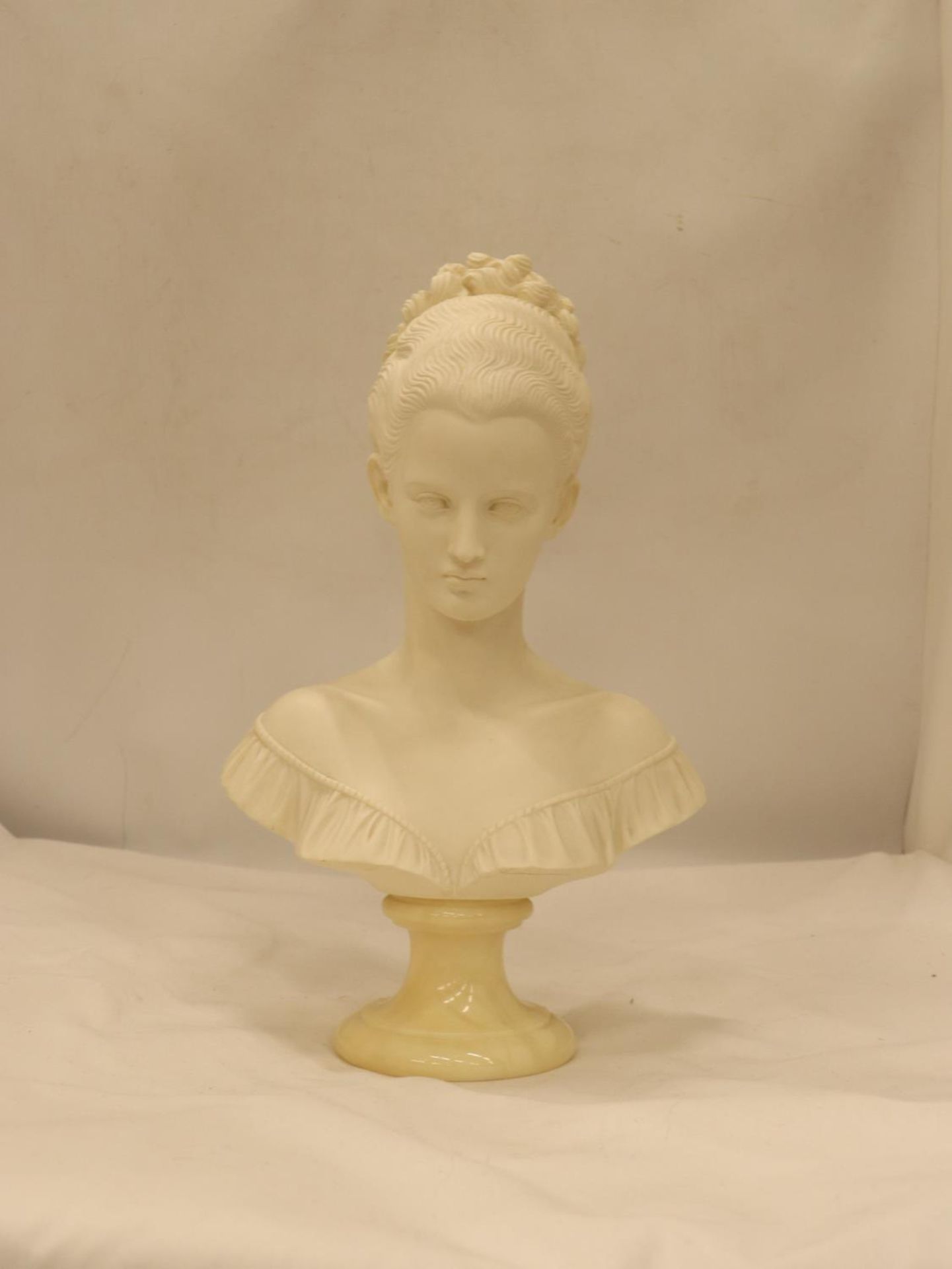 A BUST OF A LADY ON A MARBLE PLINTH, HEIGHT 33CM - Image 2 of 5