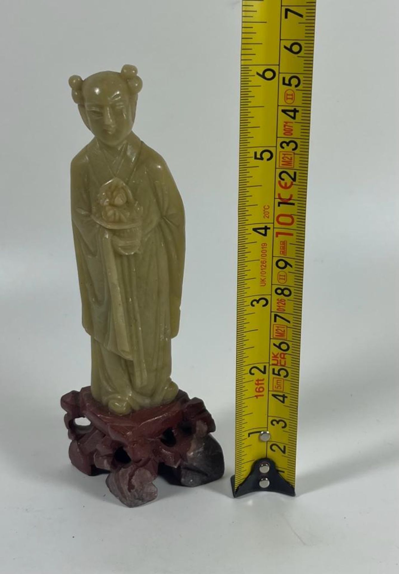 A VINTAGE CHINESE JADE TYPE HARDSTONE IMMORTAL FIGURE ON RED MARBLE BASE, HEIGHT 15CM - Image 4 of 4