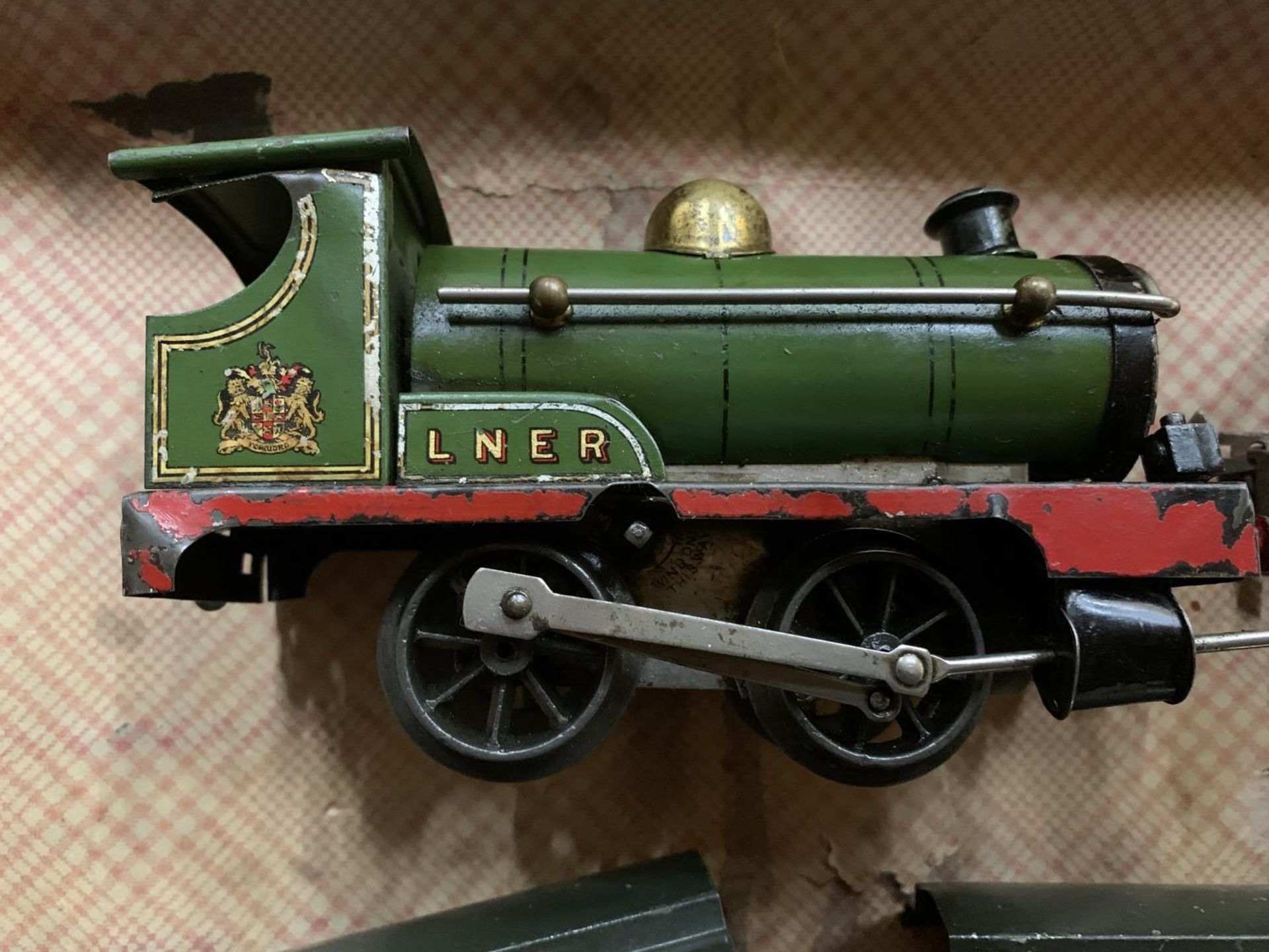 A LEATHER CASE WITH A VINTAGE TRAIN SET TO INCLUDE TRAIN, CARRIAGES, TRACK AND LEVEL CROSSING - Image 6 of 7