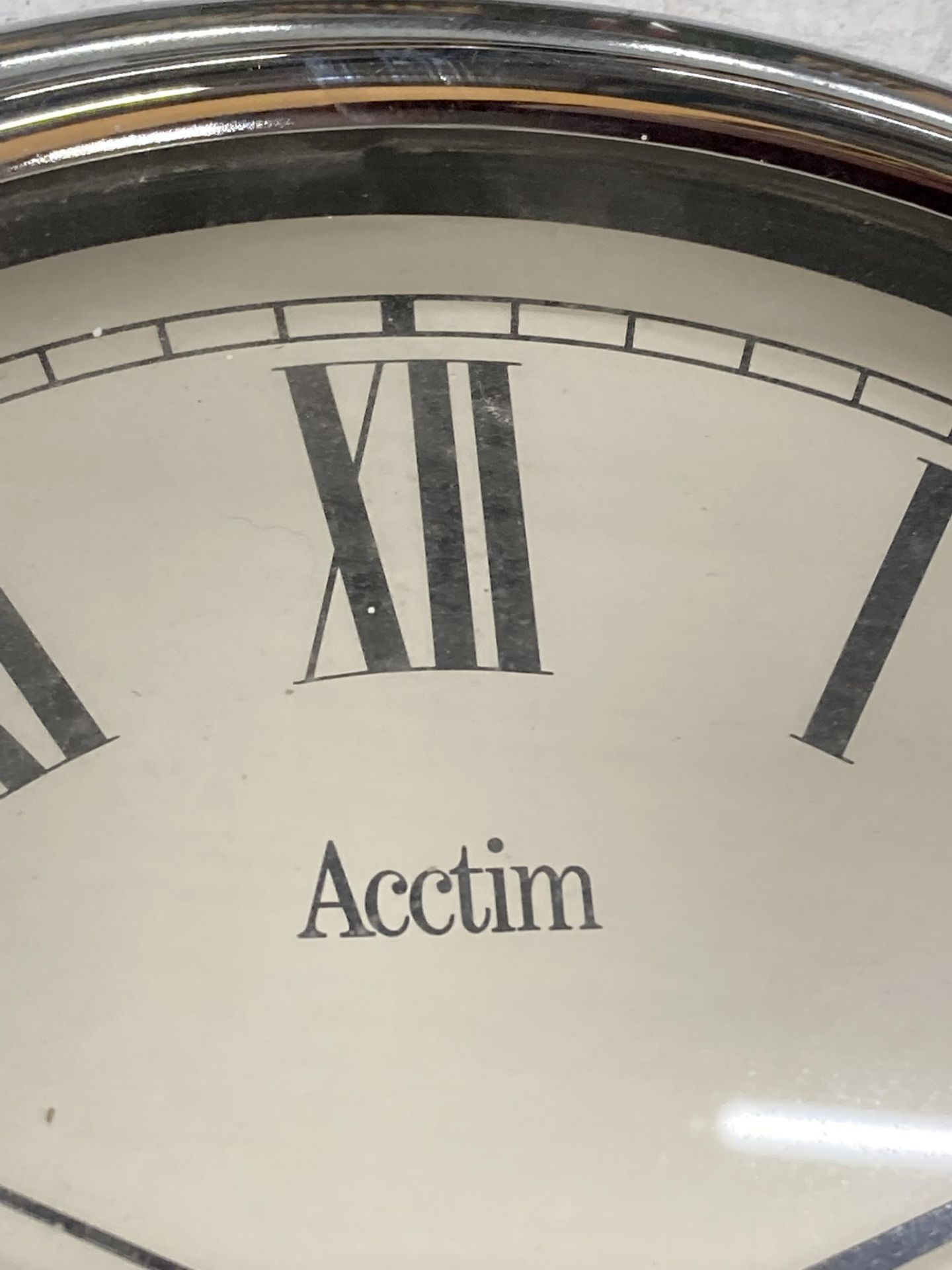 A VINTAGE STYLE, BATTERY OPERATED, ACCTIM WALL CLOCK, DIAMETER 36CM - Image 2 of 2