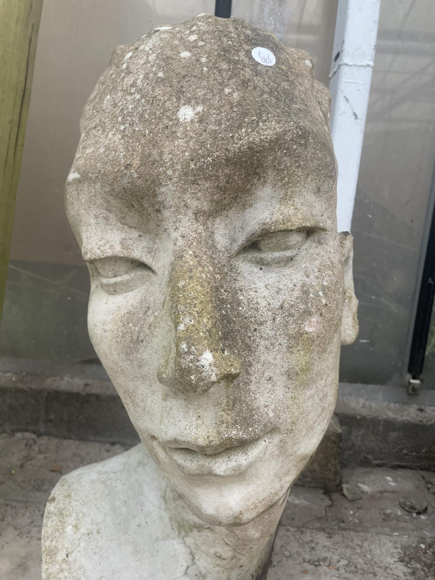 A RECONSTITUTED STONE GARDEN FIGURE OF A FEMALE BUST (H:65CM) - Image 3 of 5