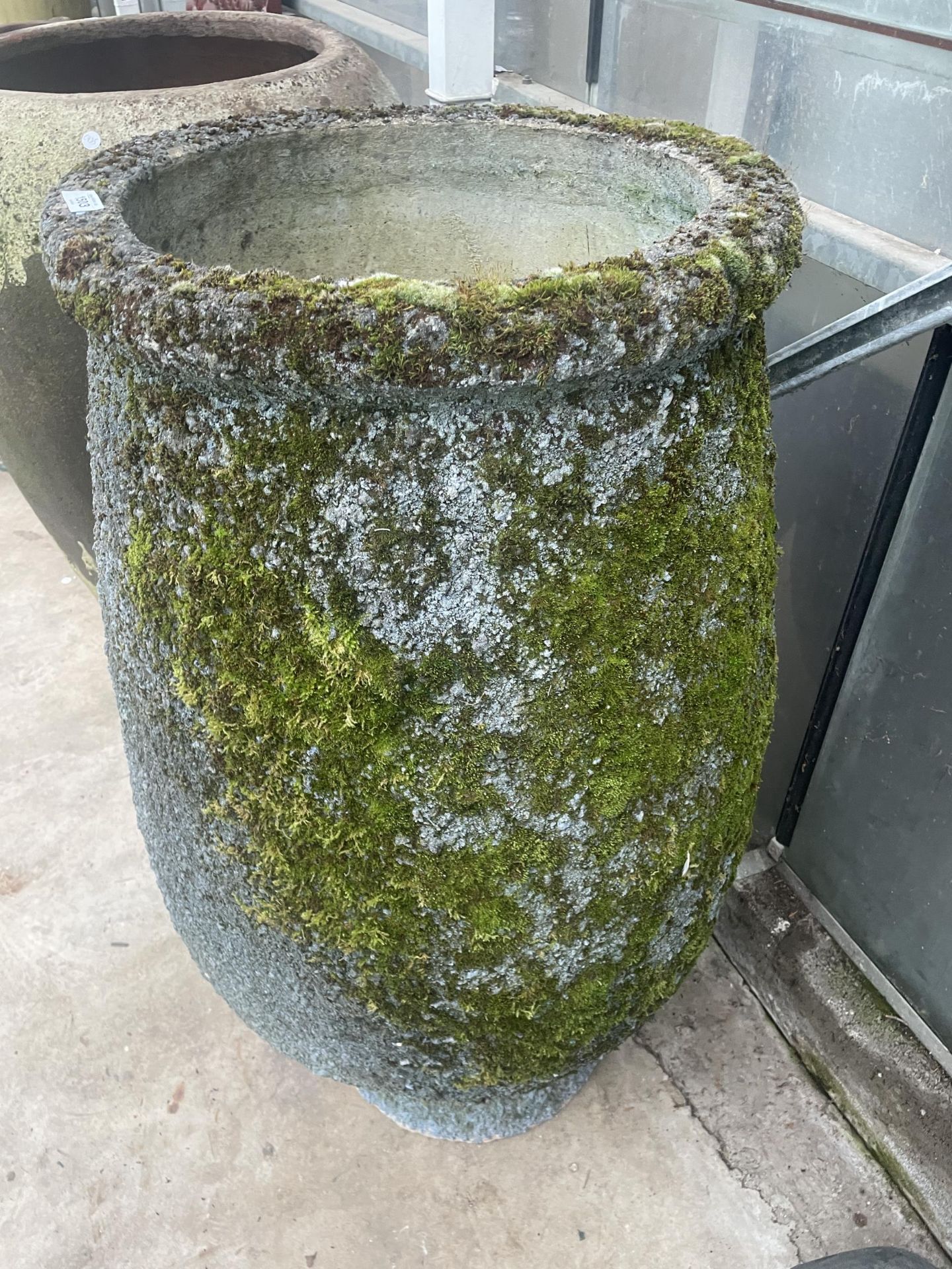 A LARGE RECONSTITUTED STONE URN PLANTER (H:112CM D:54CM) - Image 4 of 5