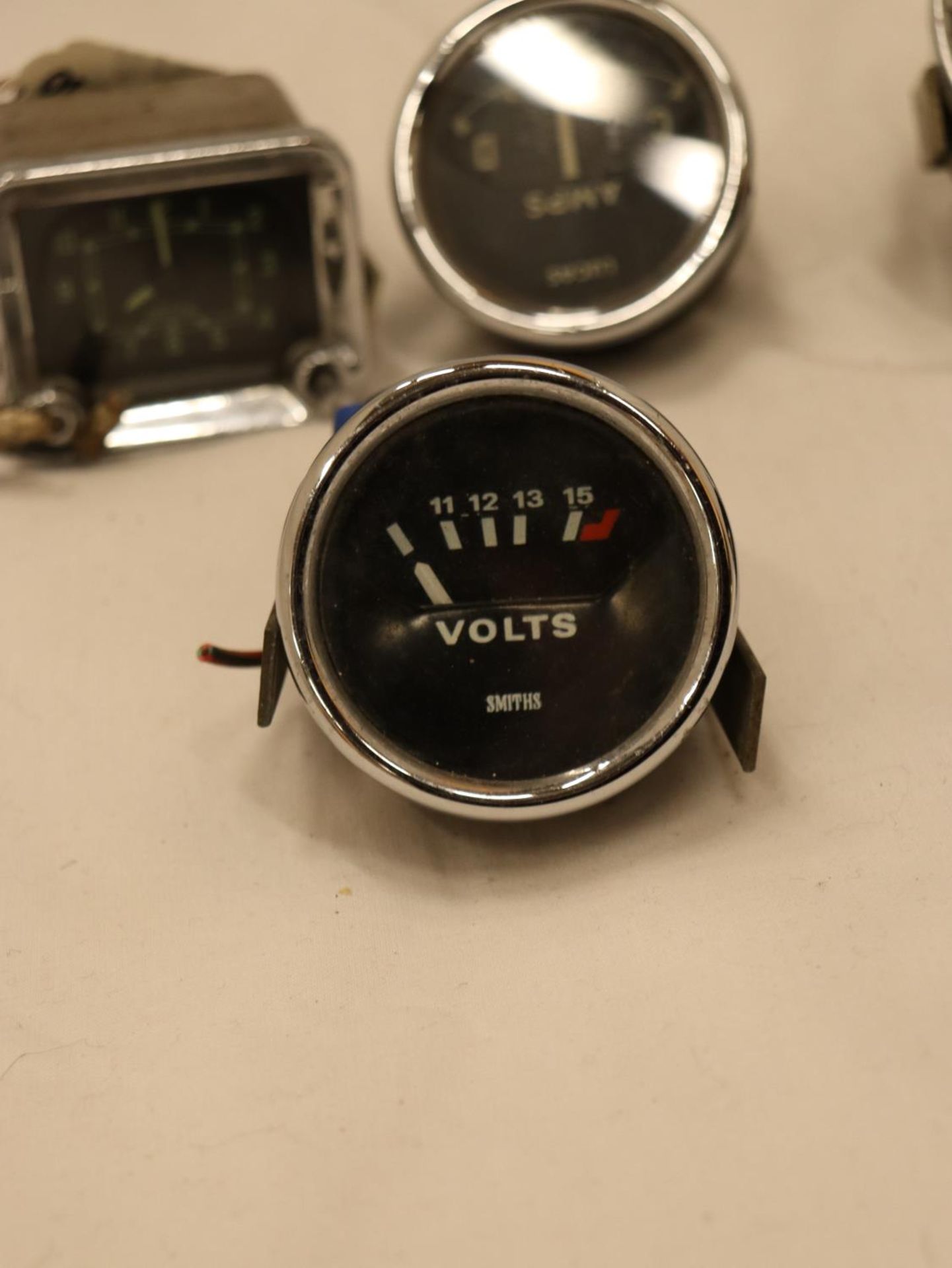 FIVE VINTAGE CAR CLOCKS/GAUGES - Image 4 of 7