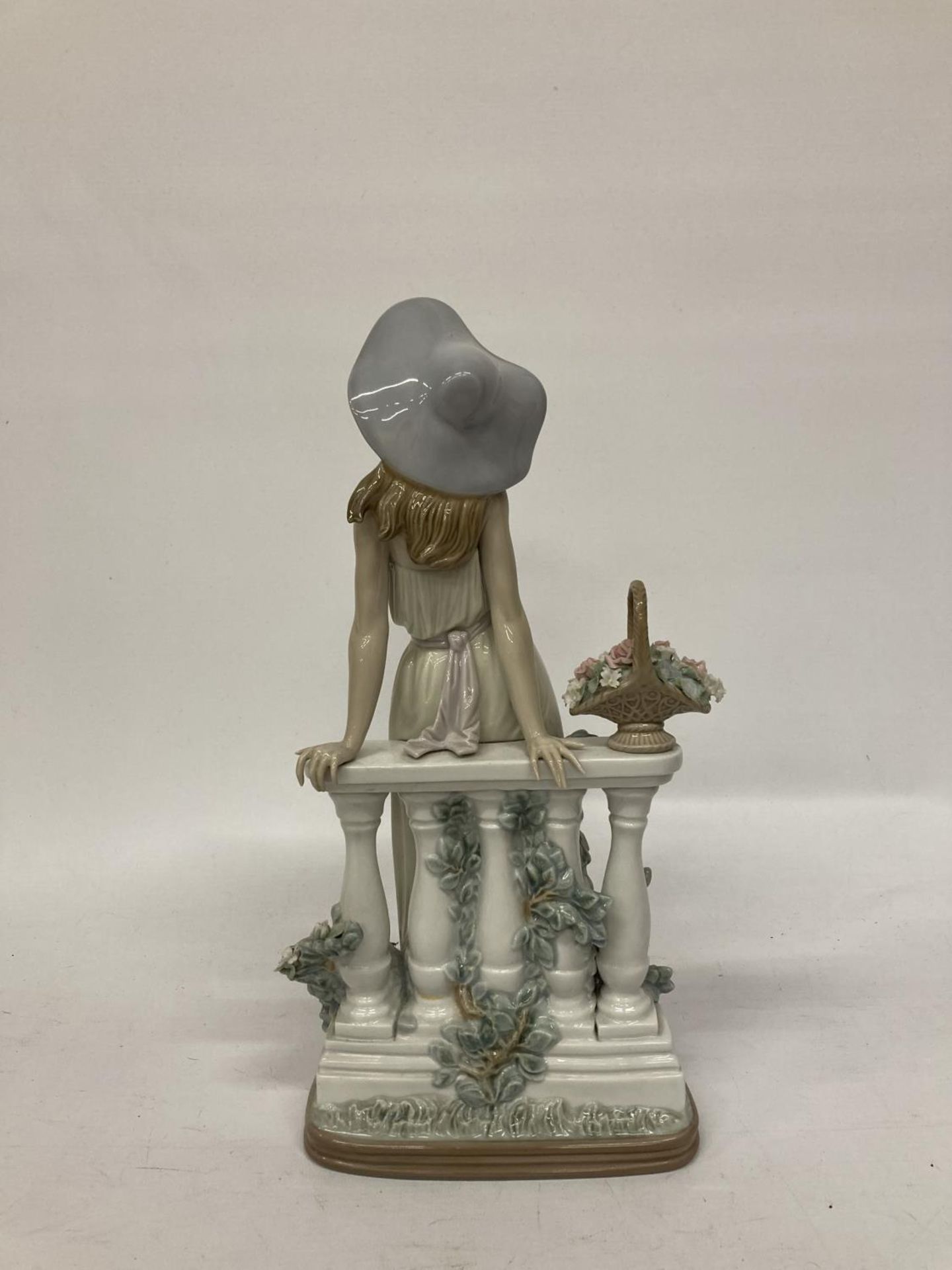 A LLADRO ‘TIME FOR REFLECTION’ FIGURE OF A GIRL IN GARDEN SCENE RESTING AGAINST A COLUMN WALL - A/F - Image 3 of 6