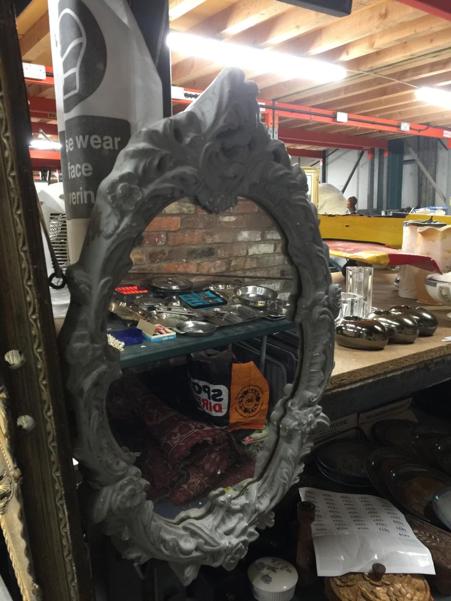 A CARVED FRAME MIRROR - Bild 2 aus 2