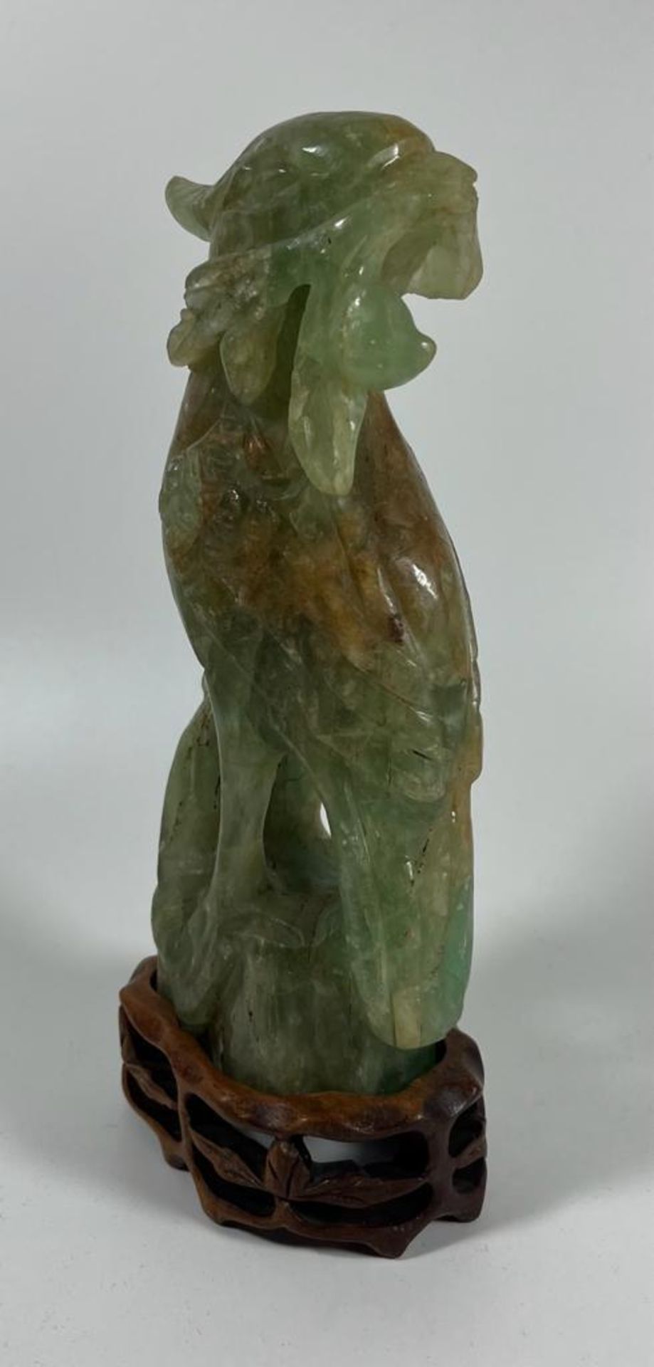 A CARVED JADE STYLE HARDSTONE MODEL OF A BIRD ON A CARVED WOODEN BASE, HEIGHT 20 CM - Image 3 of 7