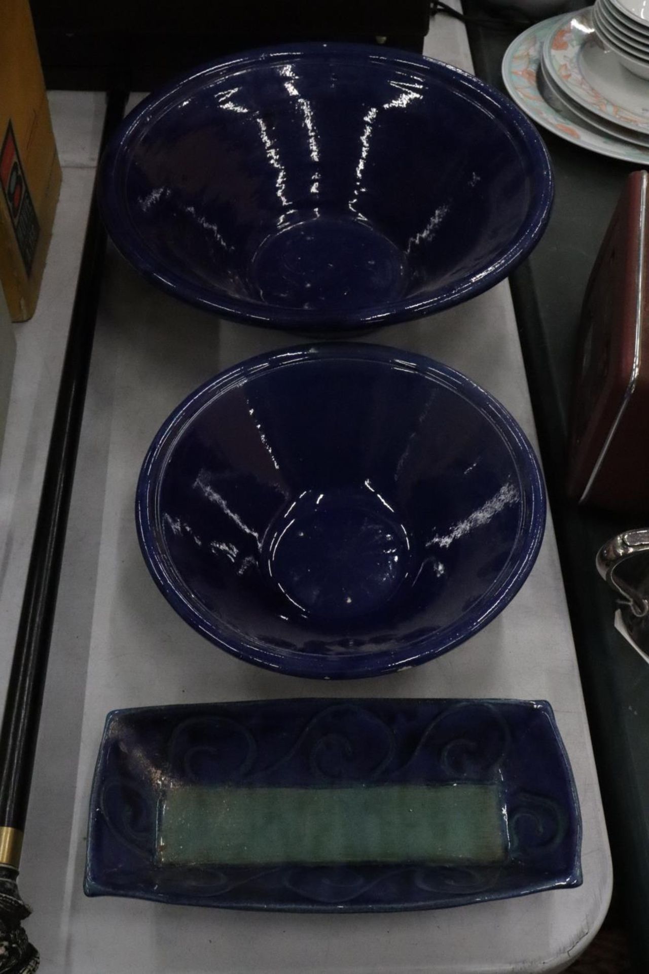 THREE ITEMS OF EARTHENWARE TO INCLUDE TWO BOWLS AND A SERVING DISH - Image 2 of 10