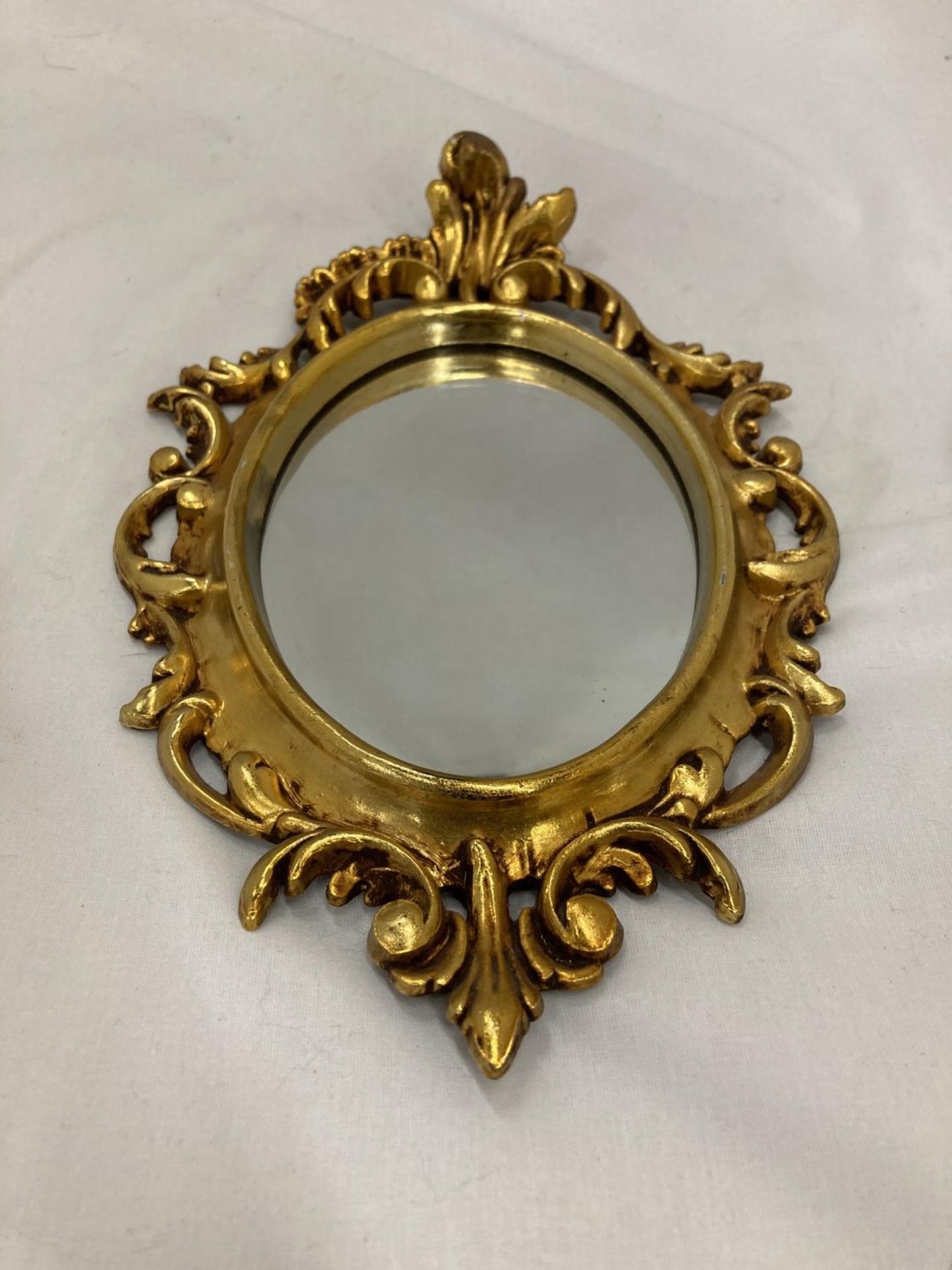 A SMALL OVAL GILT MIRROR, PLEASE NOTE THE SIZE, 19CM X 29CM - Image 2 of 4