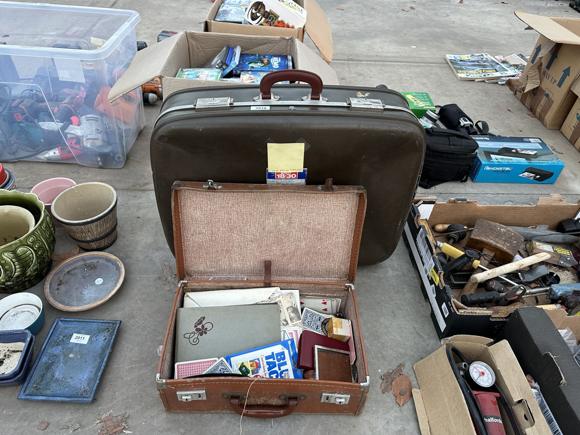 TWO VINTAGE TRAVEL CASES AND AN ASSORTMENT OF VINTAGE ITEMS ETC